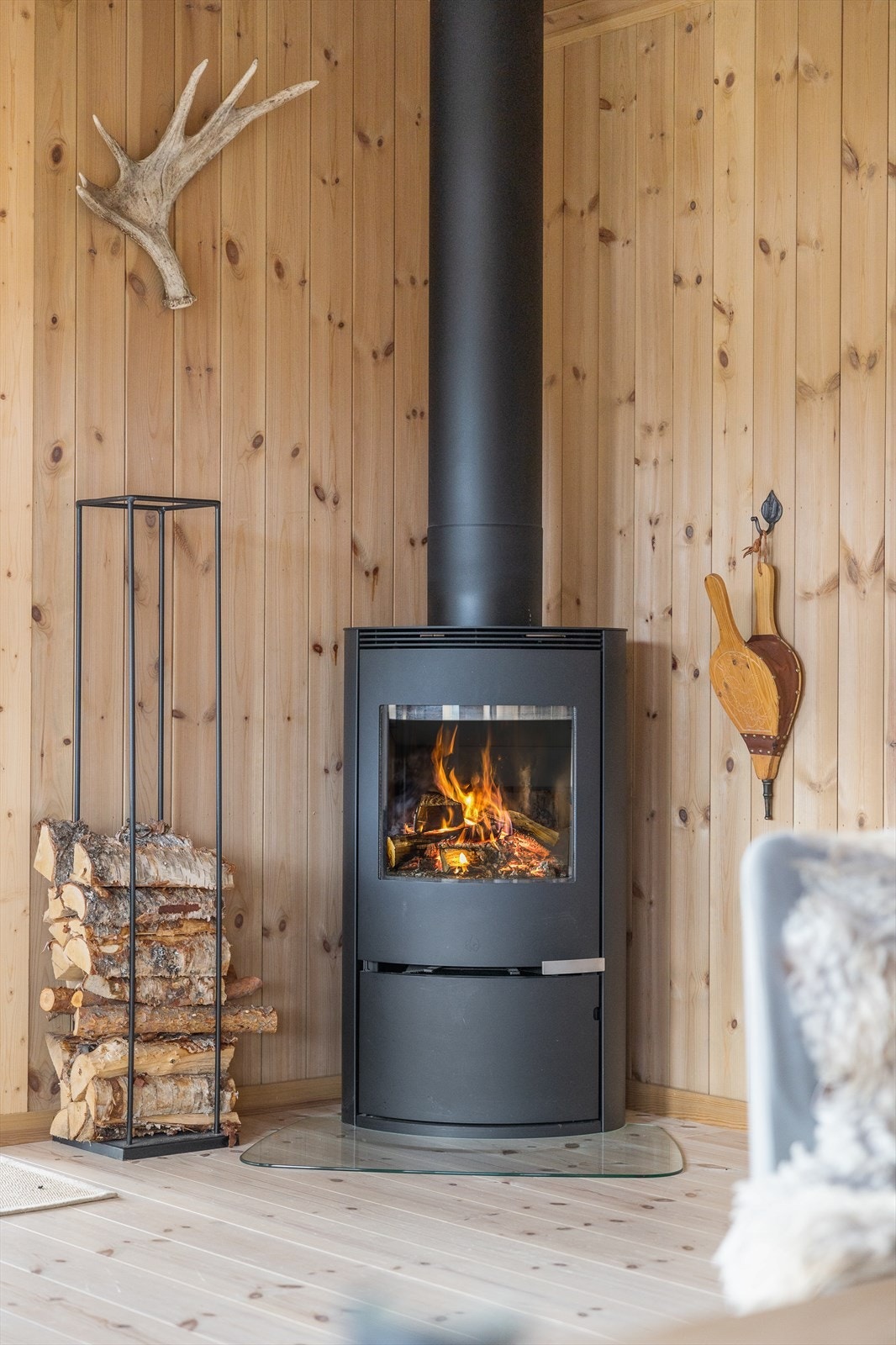 Peisovnen med glassdør er en god varmekilde i rommet, og gir et fint innsyn til flammene. Galleribilde