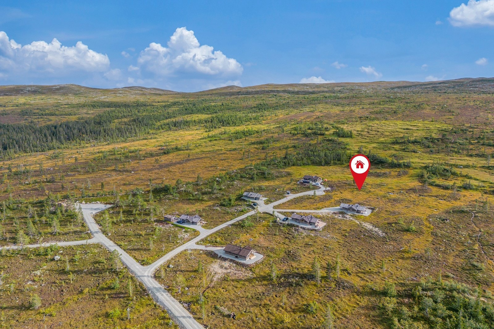 Området rundt eiendommen byr på gode tur- og friluftsmuligheter med fine turstier sommerstid og flotte skiløyper vinterstid. Galleribilde