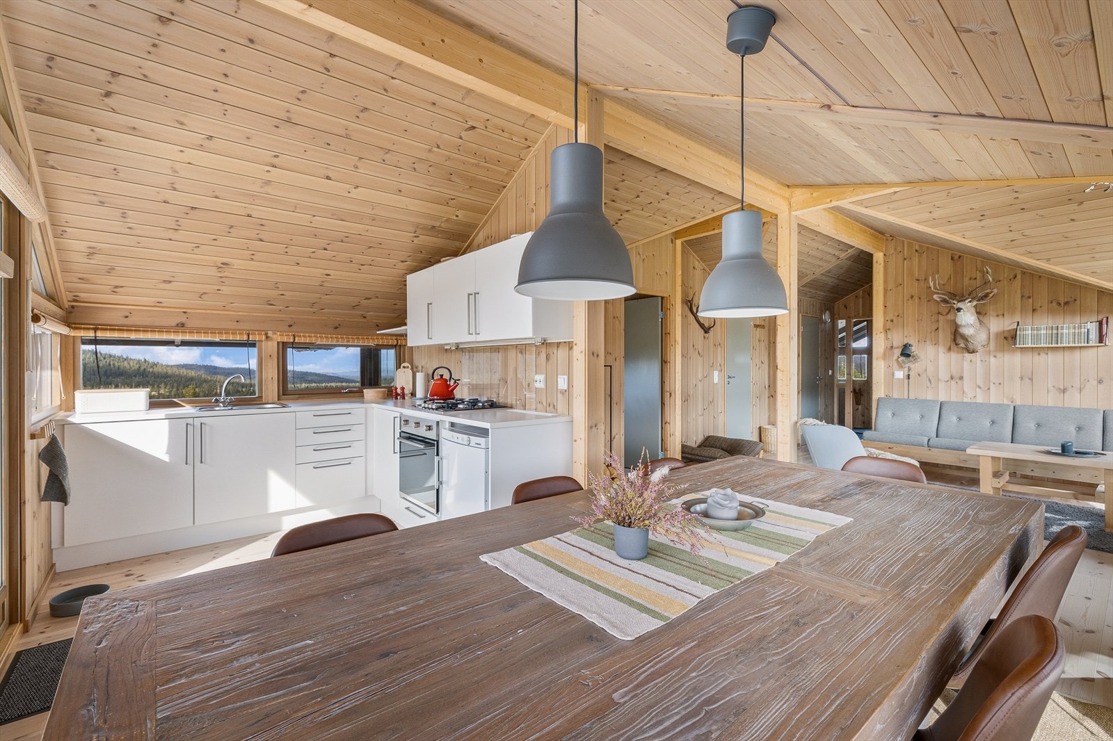 I en åpen og luftig hytte som denne er det enkelt for kokken å være sosial samtidig som maten tilberedes. Galleribilde