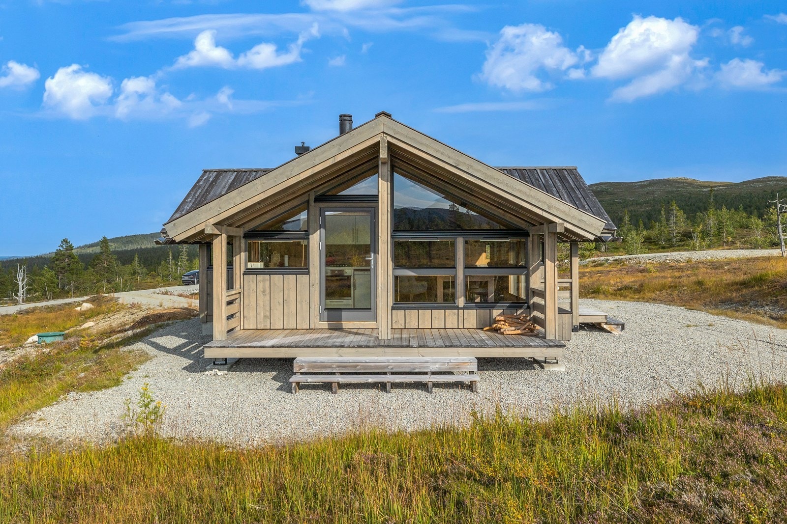 Hytta har et naturlig og helhetlig uttrykk i materialbruk, og er godt tilpasset det vakre fjellmiljøet. Galleribilde