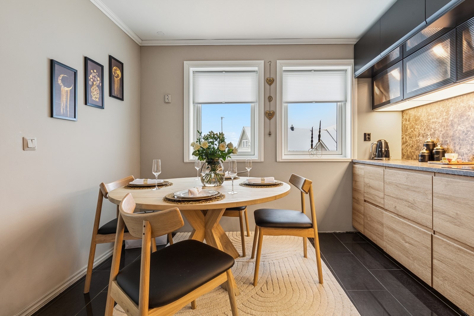 Smakfullt og stort kjøkken med rikelig lagringsplass i både skap og skuffer, samt godt med benkeplass. Galleribilde