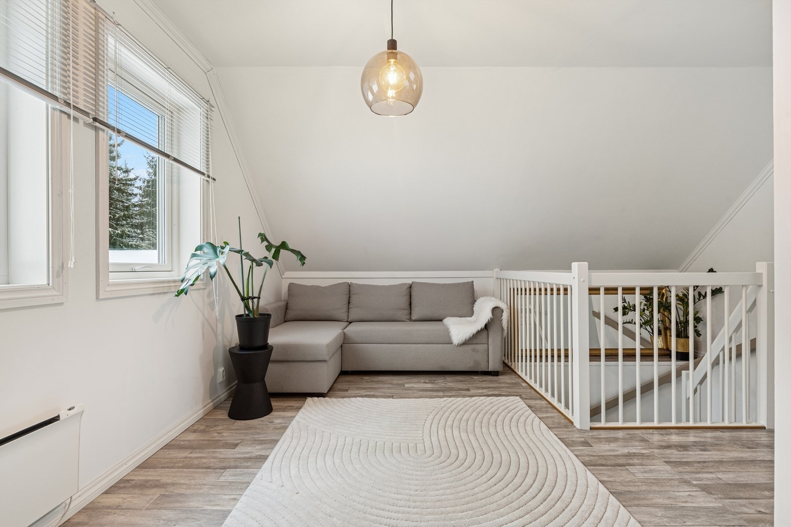 Praktisk loftstue i andre etasje, perfekt som ungdomsavdeling eller ekstra oppholdsrom. Galleribilde