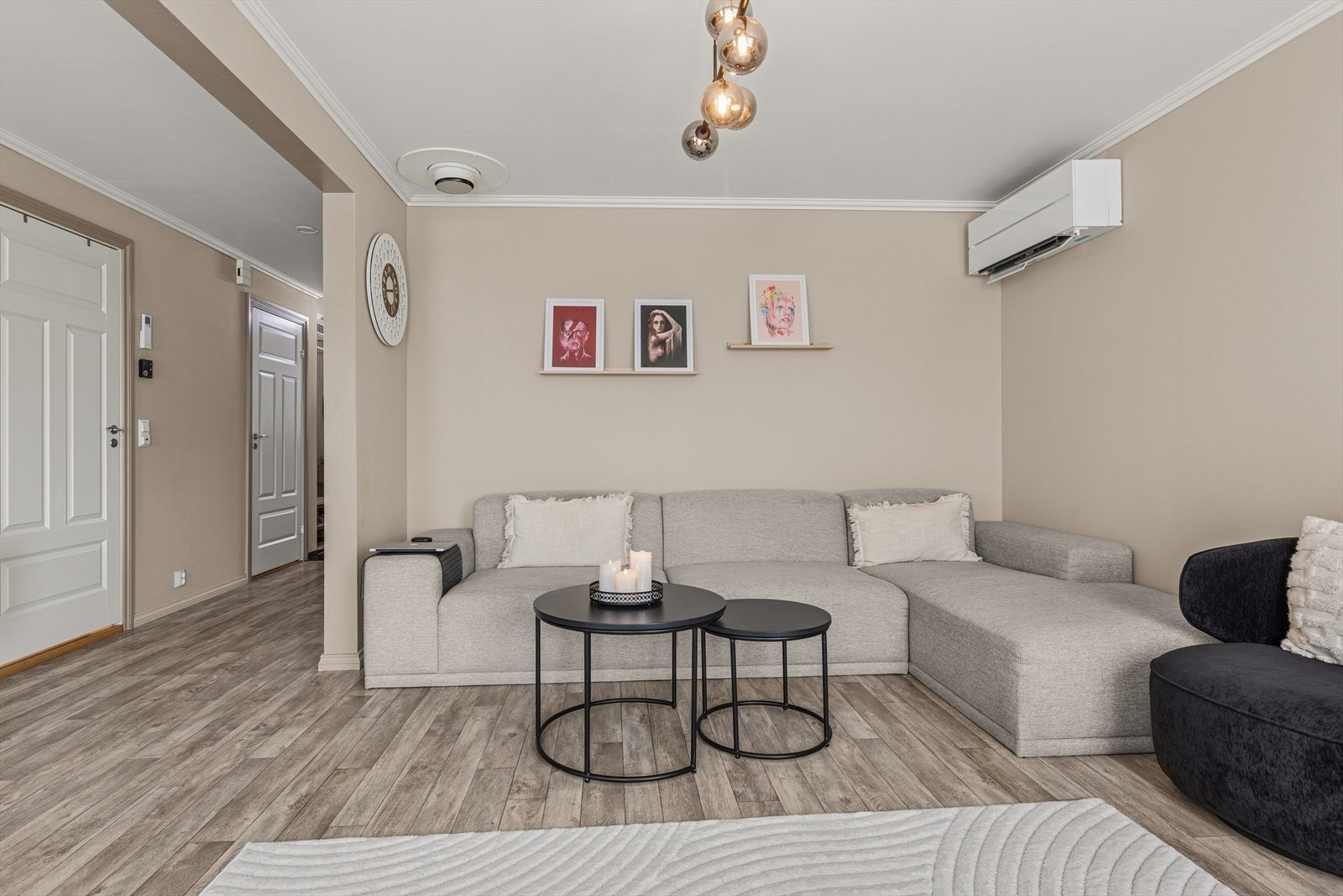 Den innholdsrike planløsningen gir boligen gode og sosiale oppholdsrom med fine møbleringsmuligheter. Galleribilde