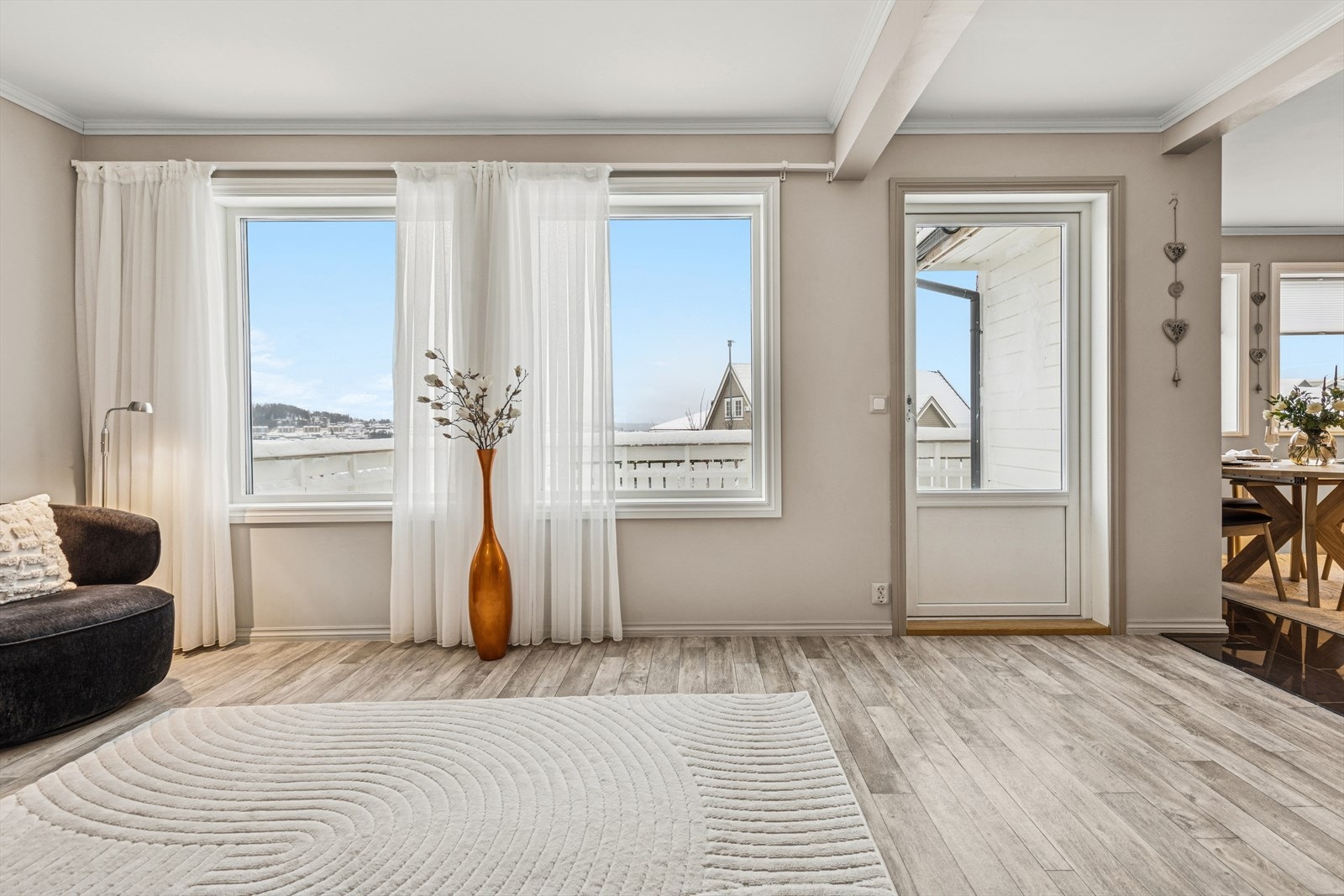 Fra stuen er det utgang til en solrik terrasse med fint utsyn. Galleribilde