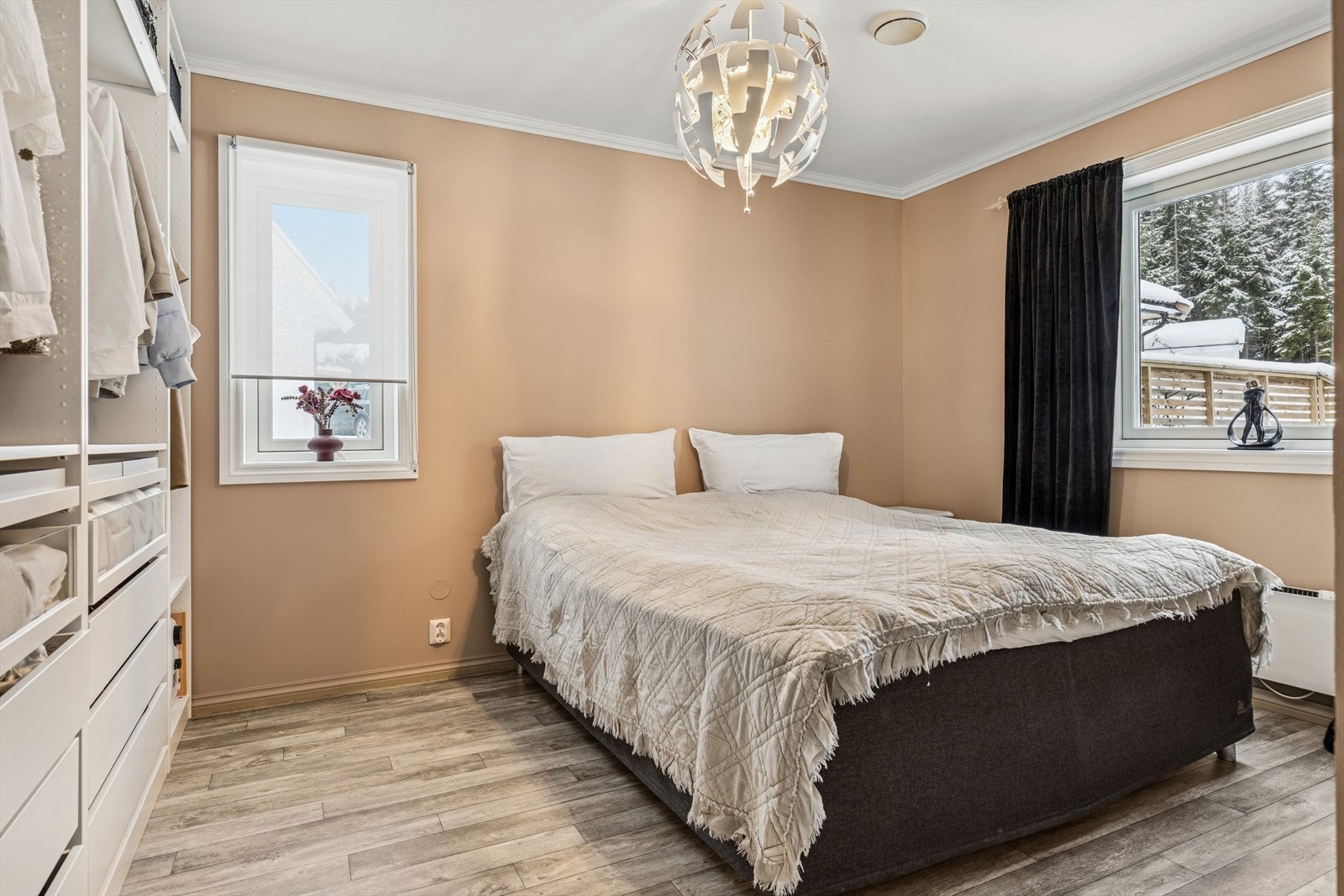 De tre soverommene er praktisk fordelt mellom etasjene. Galleribilde