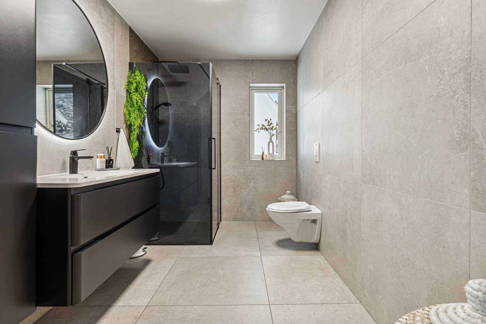 Delikat og flislagt baderom i 1.etasje med elektriske varmekabler i gulvet. Galleribilde