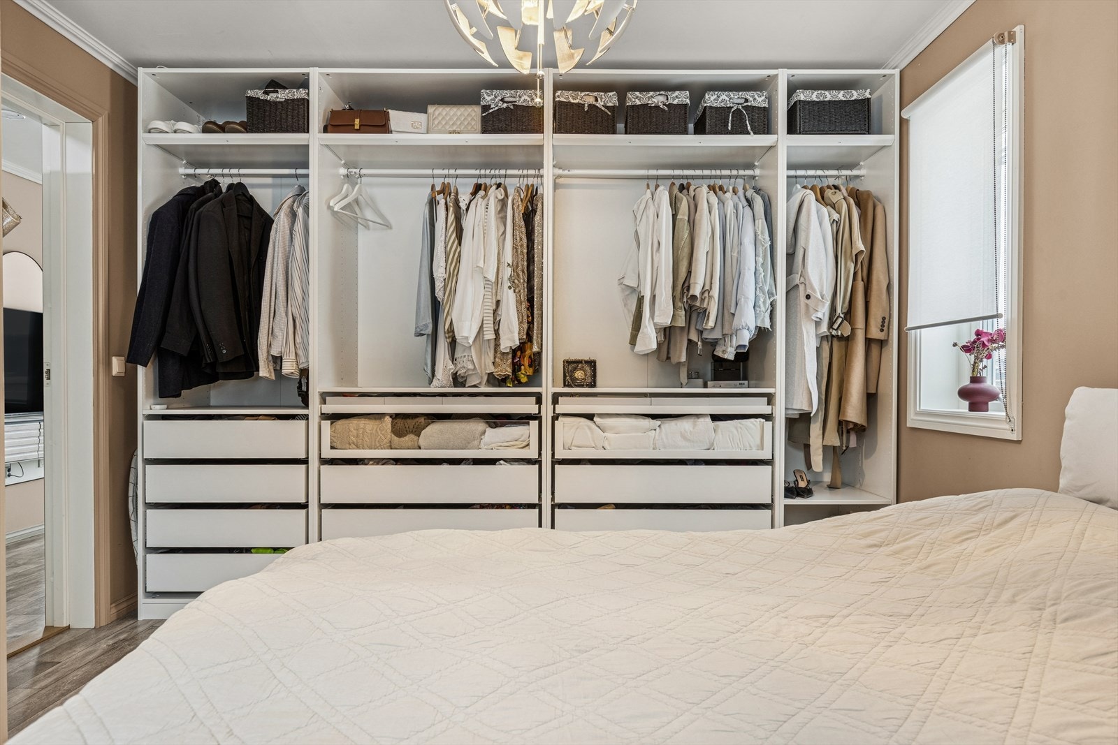 På hovedsoverommet er det godt med plass til garderobeløsning, avbildet løsning følger i utgangspunktet ikke boligen. Galleribilde