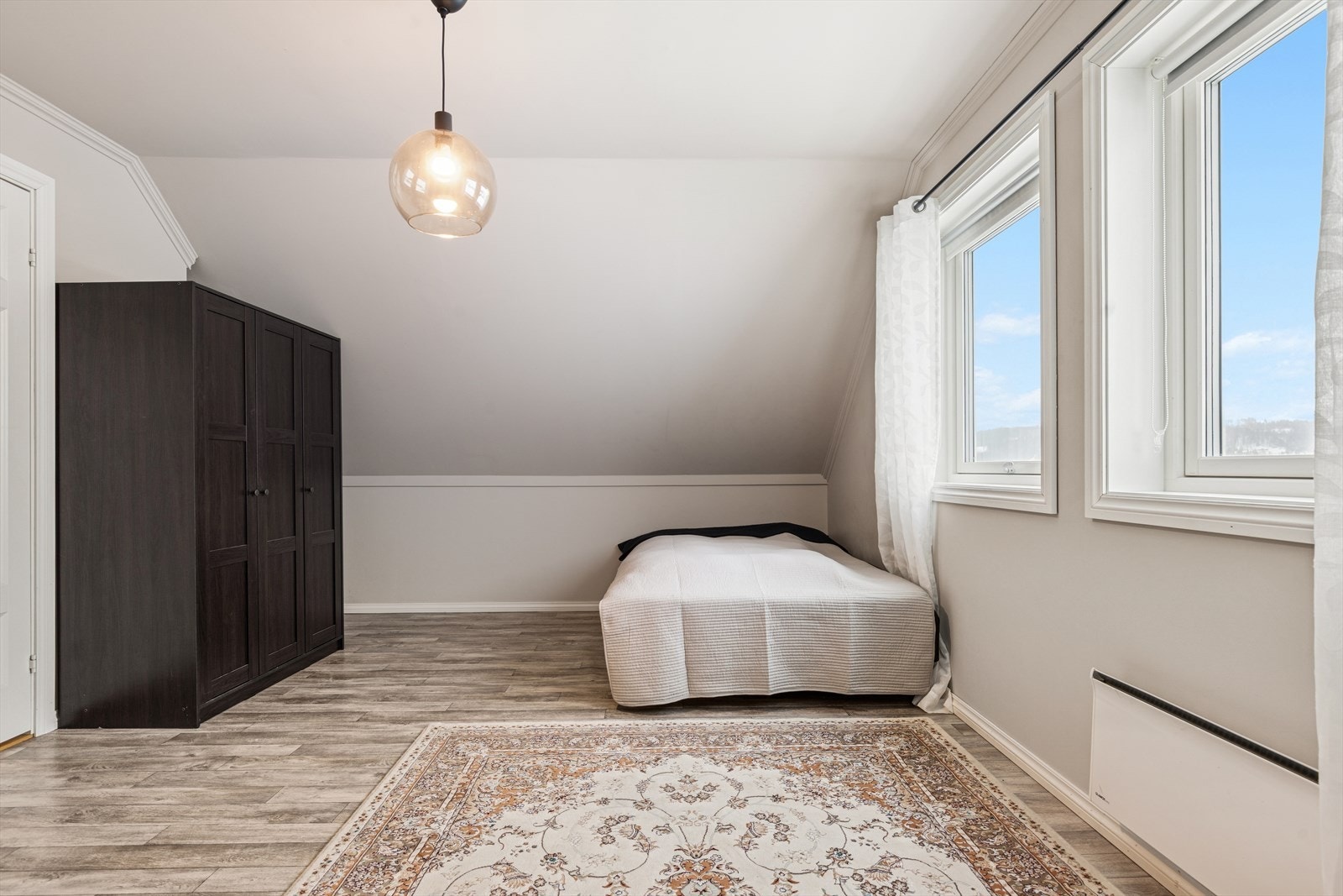 Soverom med garderobeskap. Galleribilde