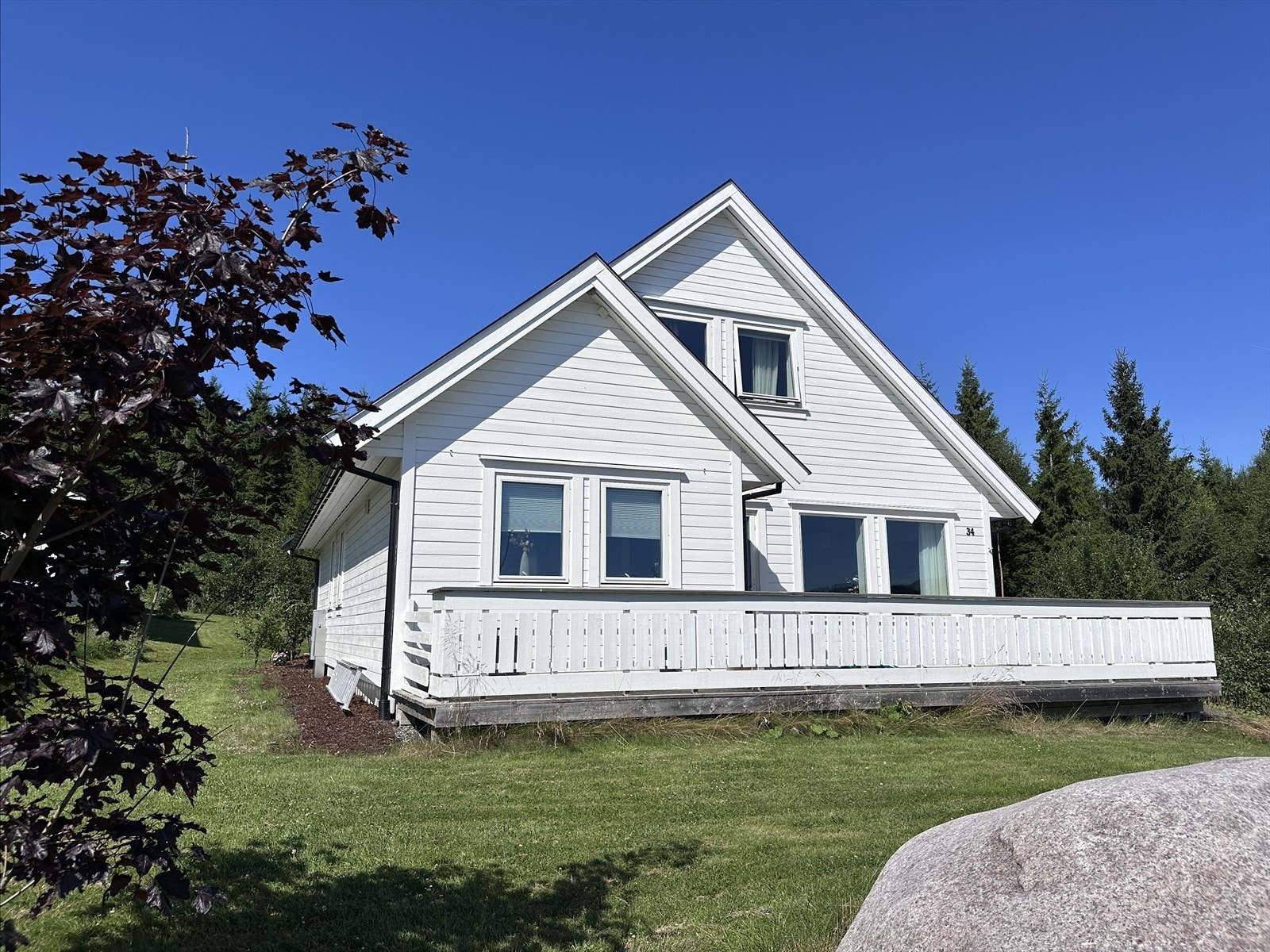 Boligen har romslig terrasse mot øst, i utsiktsretningen, og romslig veranda mot vest, hvor man får kveldssolen. Galleribilde