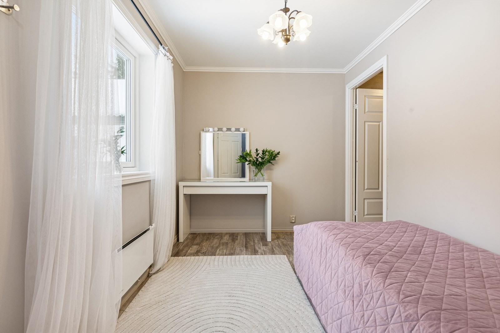 Soverommene har plass til seng, nattbord og annet ønskelig møblement. Galleribilde