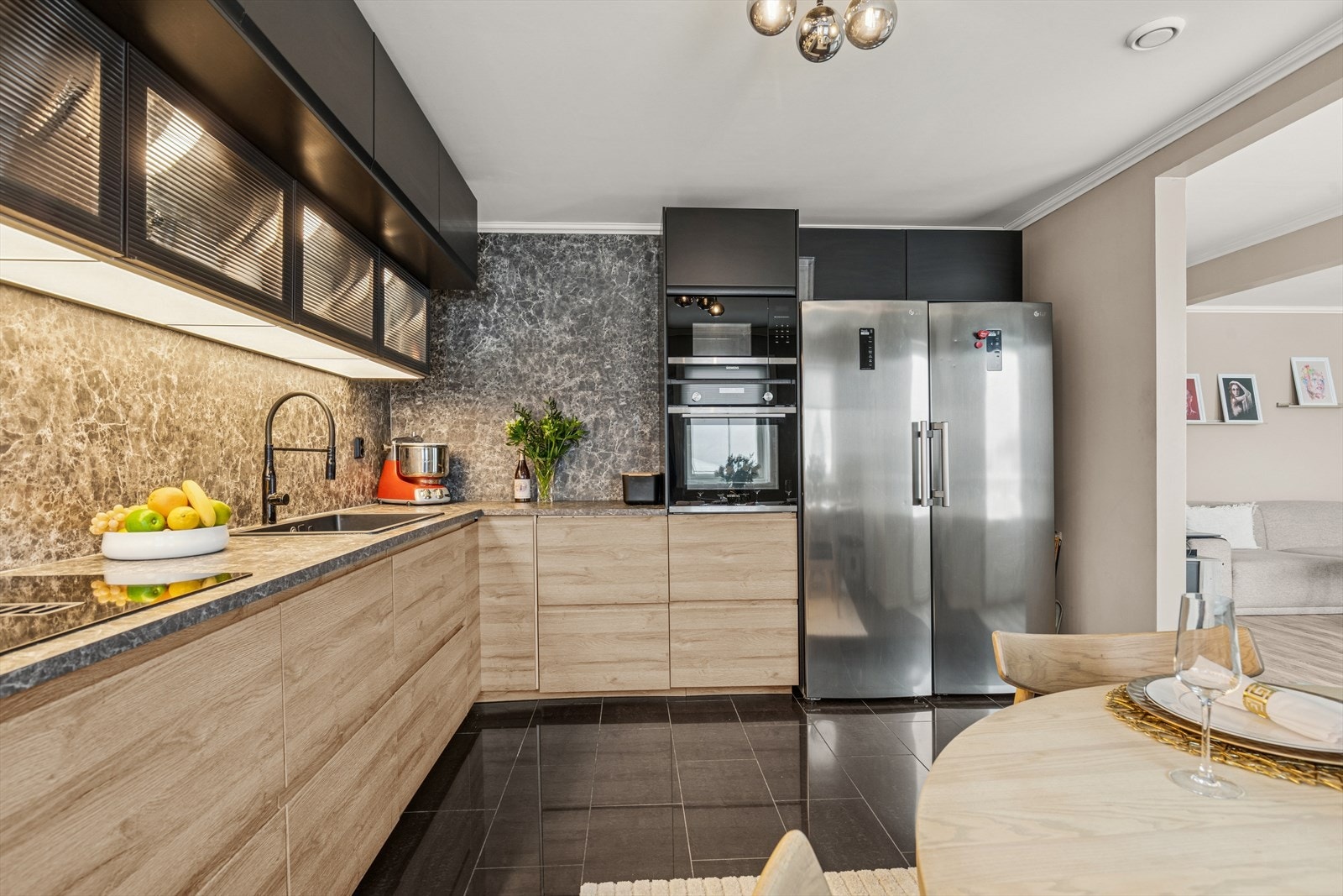 Hvitevarer som stekeovn, mikrobølgeovn og platetopp er integrert i innredningen, samt at det er plass til et frittstående kjøleskap. Galleribilde