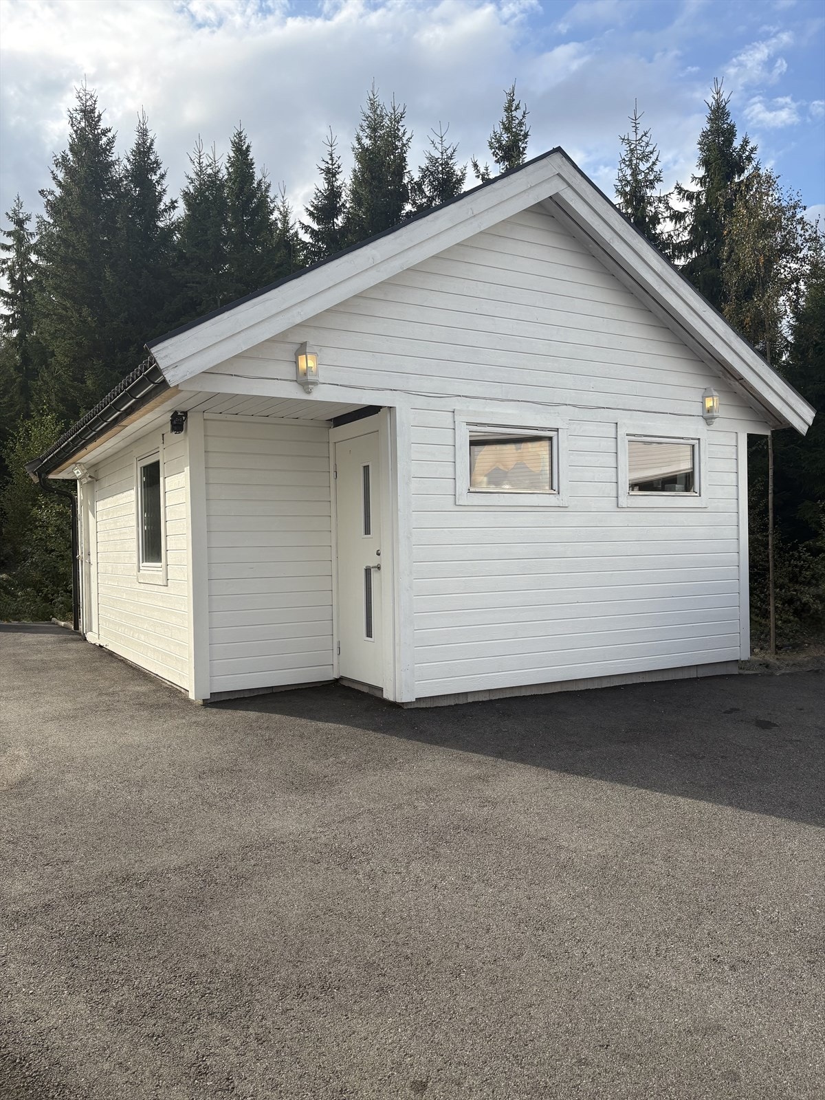 Romslig uthusbygning som er delvis isolert. Galleribilde