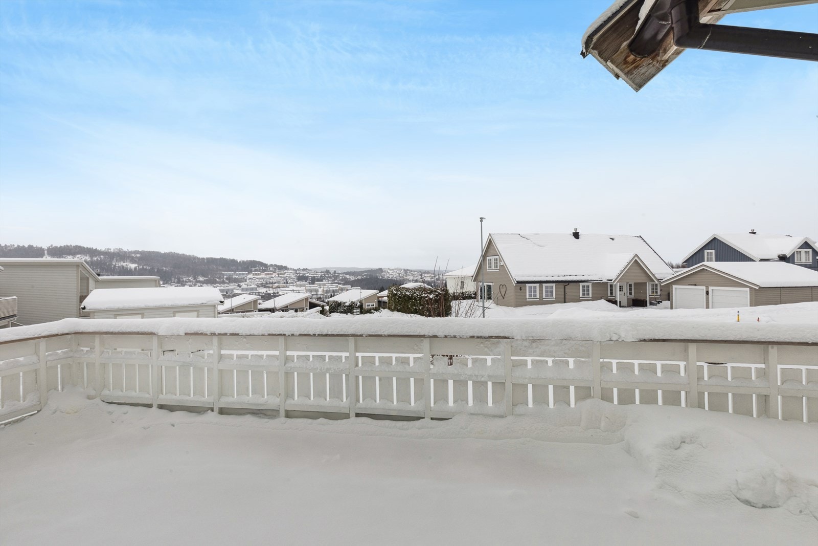 Eiendommen byr også på solrike uteplasser, inkludert terrasser og en romslig hage som inviterer til både lek og avslapning. Galleribilde