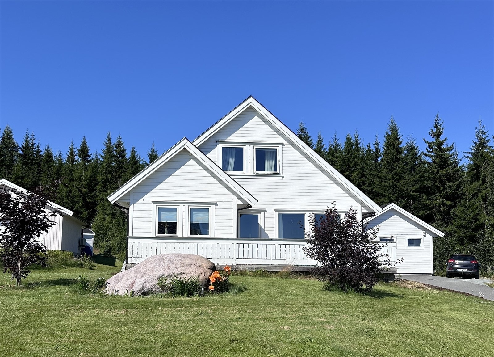 Asfaltert innkjørsel og pent opparbeidet hage. Galleribilde