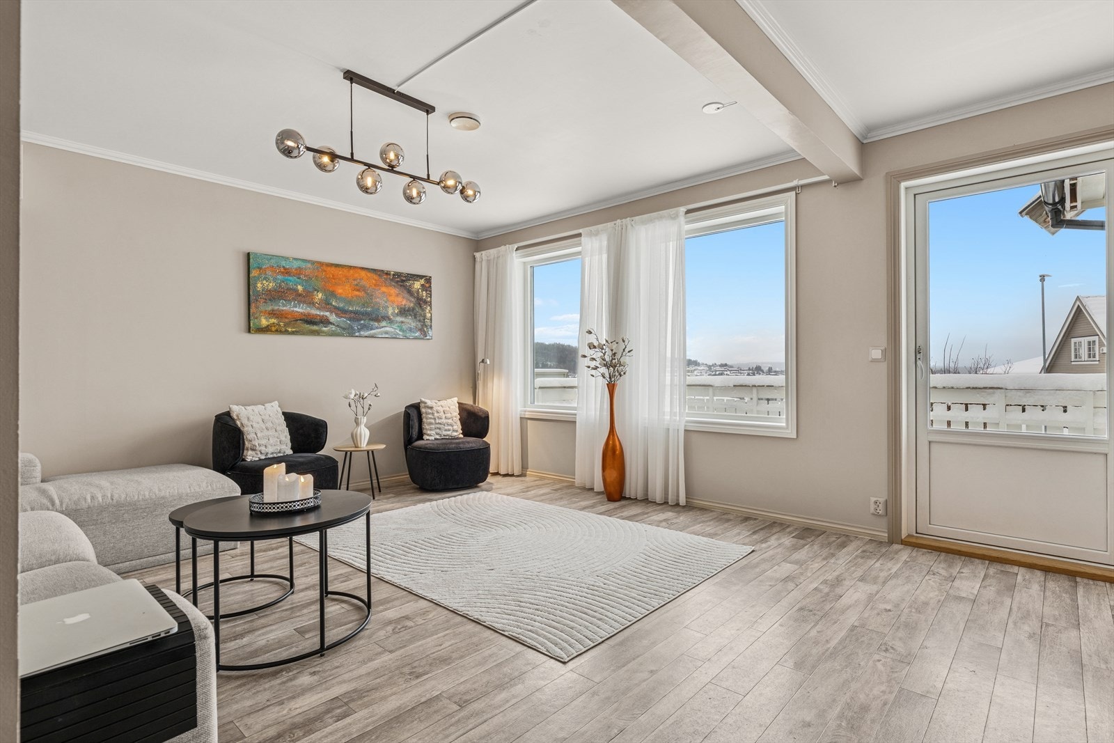 Store vindusflater slipper inn rikelig med naturlig lys og skaper en lys og luftig romfølelse. Galleribilde