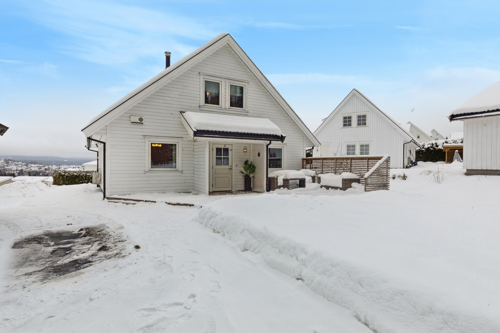 Borghild Langaards veg 34 er en moderne og familievennlig enebolig med god beliggenhet på toppen av det nye boligfeltet i Marikollen. Galleribilde