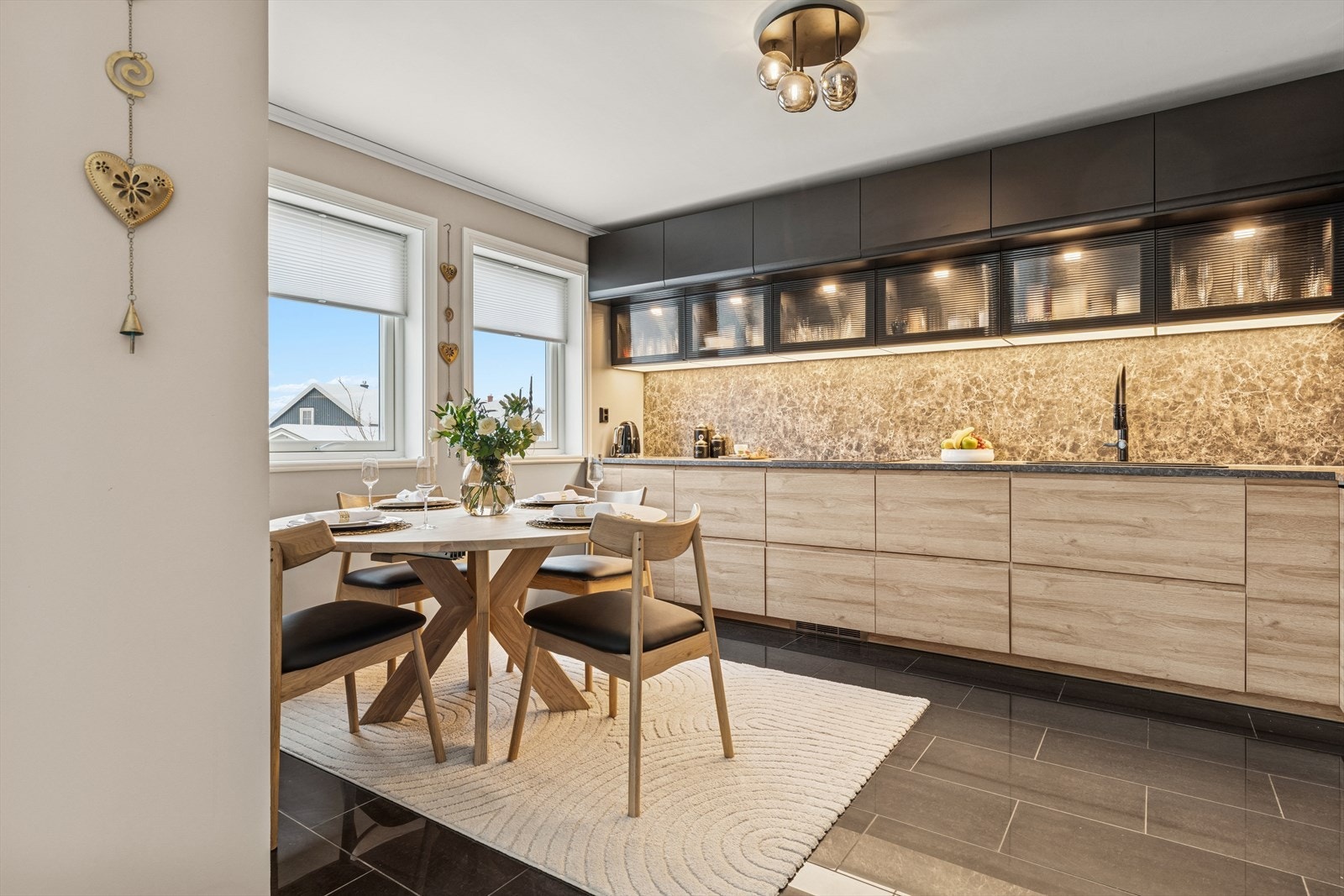 Kjøkkenet ligger i en delvis åpen løsning mot stuen, og oppleves behagelig tilbaketrukket. Galleribilde