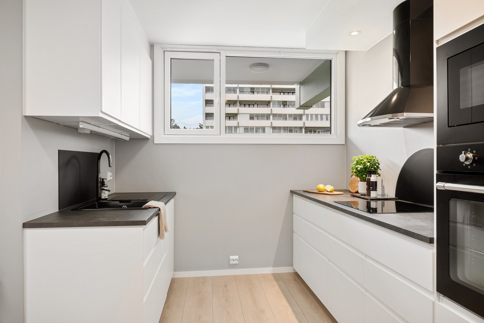 Rikelig skap- og benkeplass Galleribilde