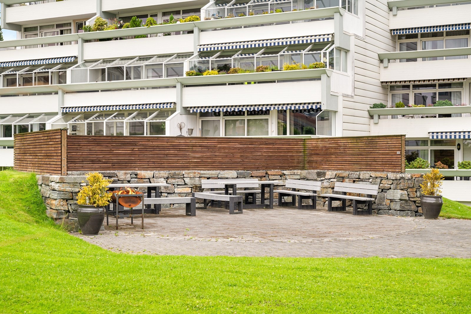 Fellesareal med kullgrill Galleribilde