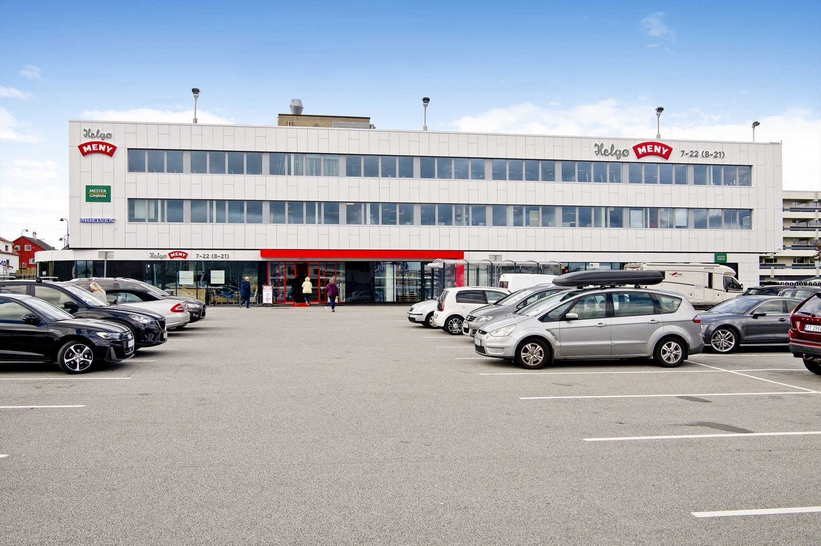 Nærområde - Mariero 'Sentrum' med godt utvalg av dagligvarebutikker og take-away restauranter Galleribilde