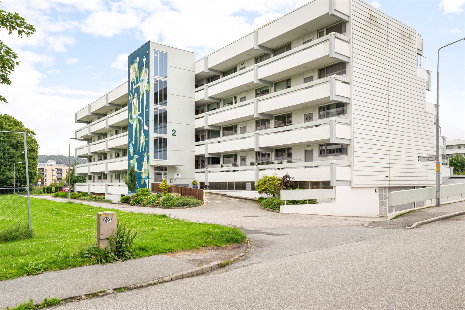 Parkering i u.etg (med venteliste) og utvendige fellesplasser. Tilgang opp via trapp + heis Galleribilde