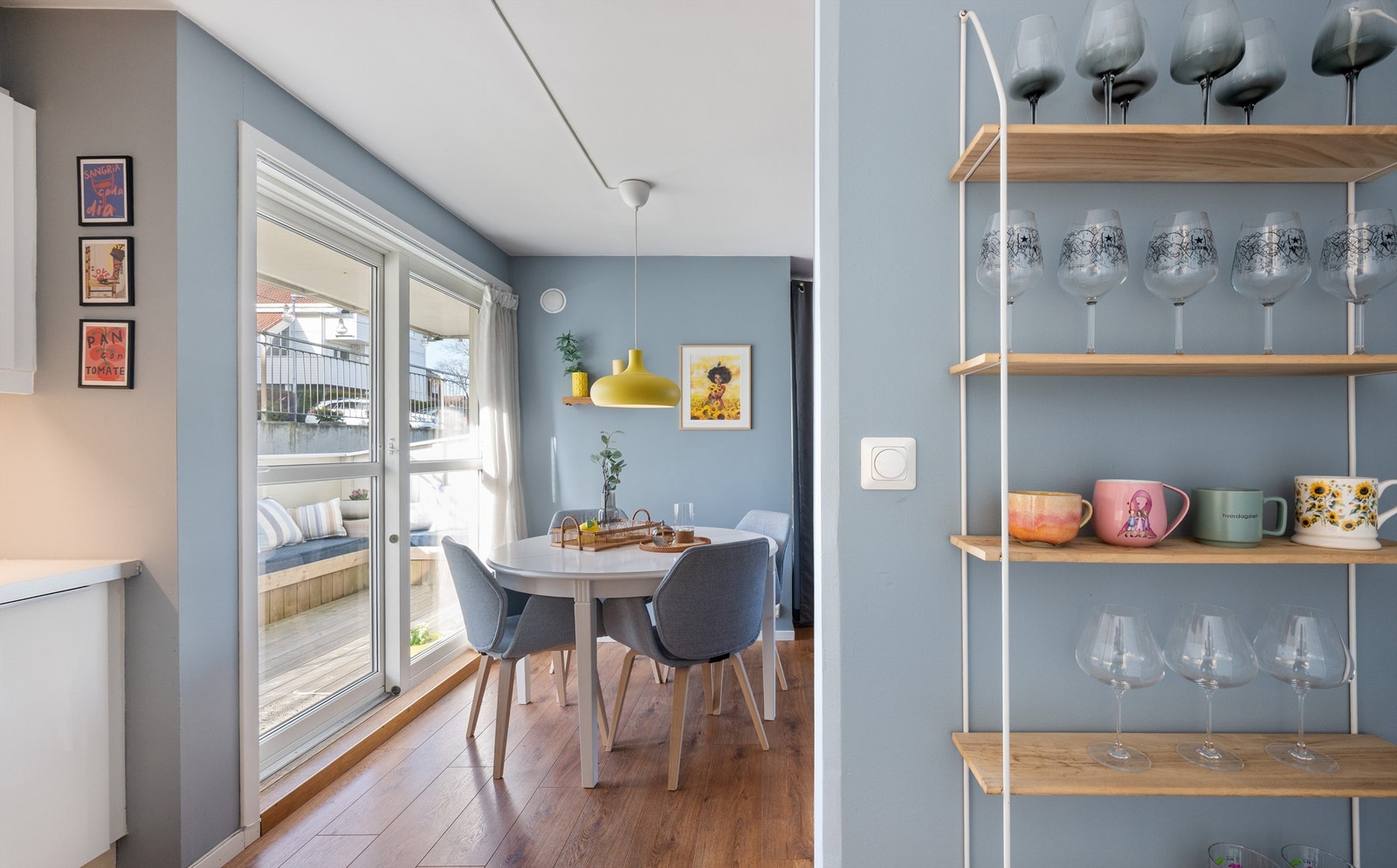 Plass til spisebord ved kjøkken. Galleribilde