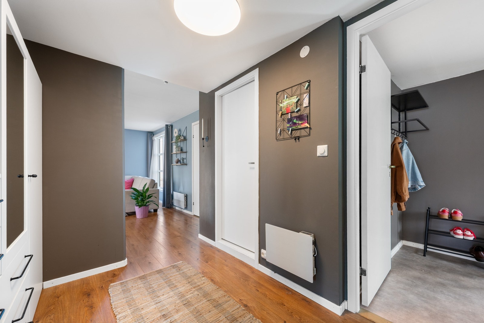 Videre fra entré kommer man inn til gang, hvor man også kan ha garderobeskap eller eventuelt en skrivepult og et hjemmekontor. Det er parkett på gulv og malte vegger Galleribilde