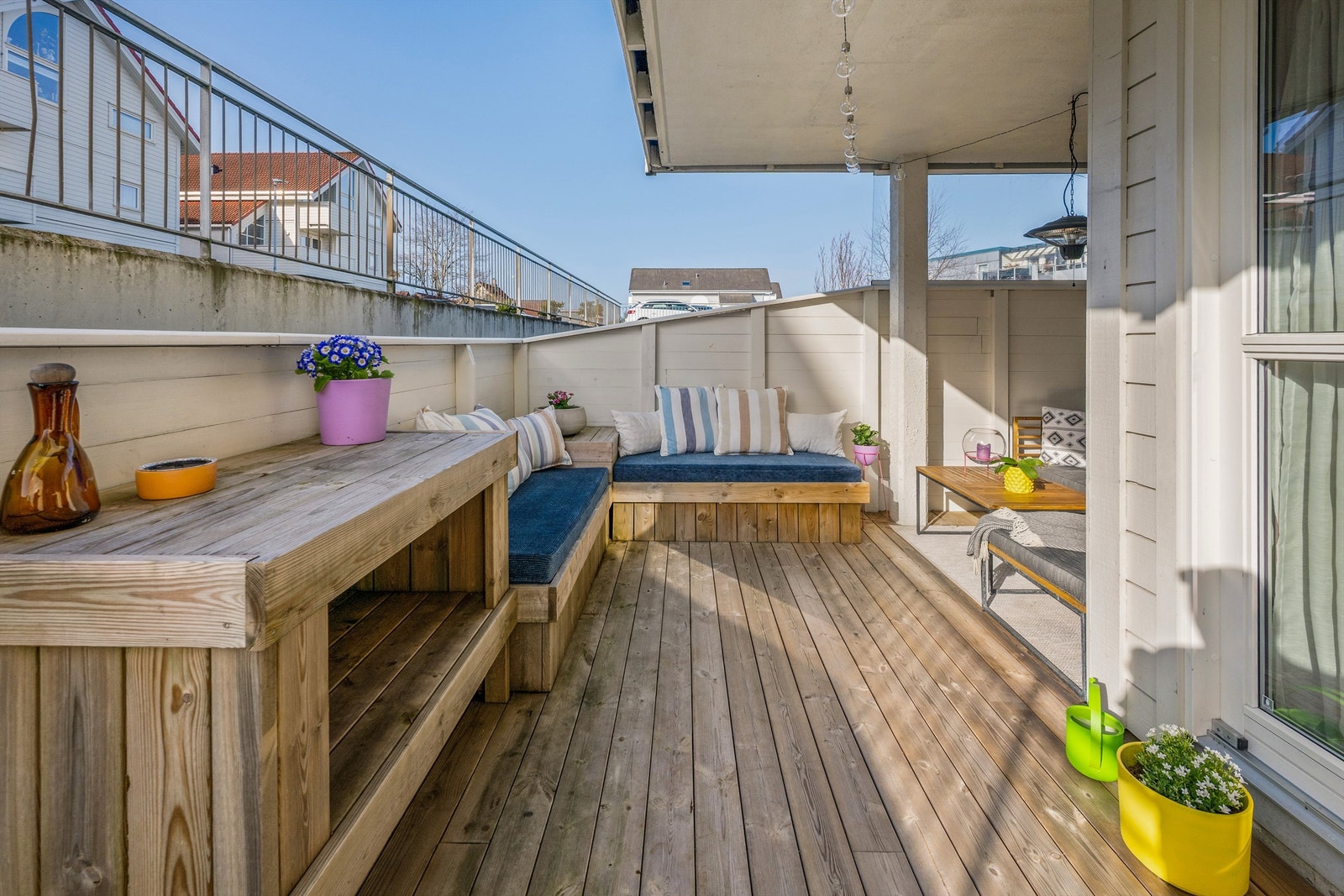 Romslig vest-vendt terrasse med gode solforhold. Det er god plass til utemøbler på balkong og her kan man nyte lange dager. Galleribilde