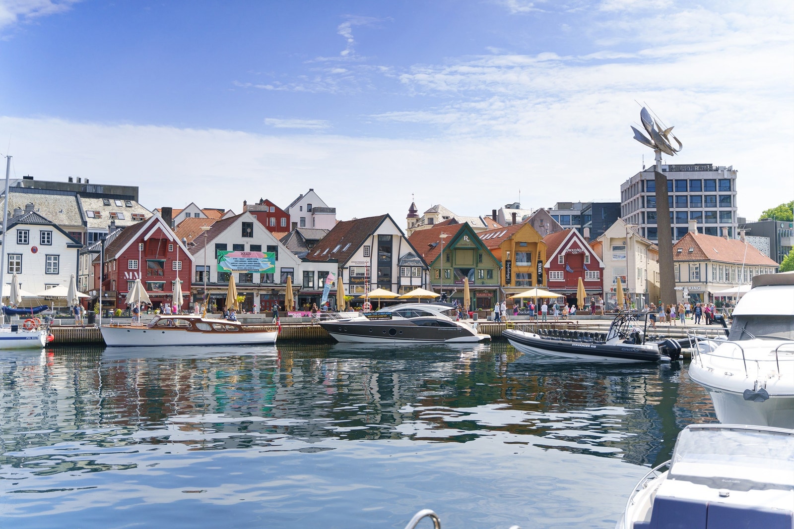 Her bor man i et etablert og stille boligområde, hvor man kan slappe av og nyte tilværelsen, samtidig som man er i umiddelbar nærhet til det byen har å by på. Galleribilde