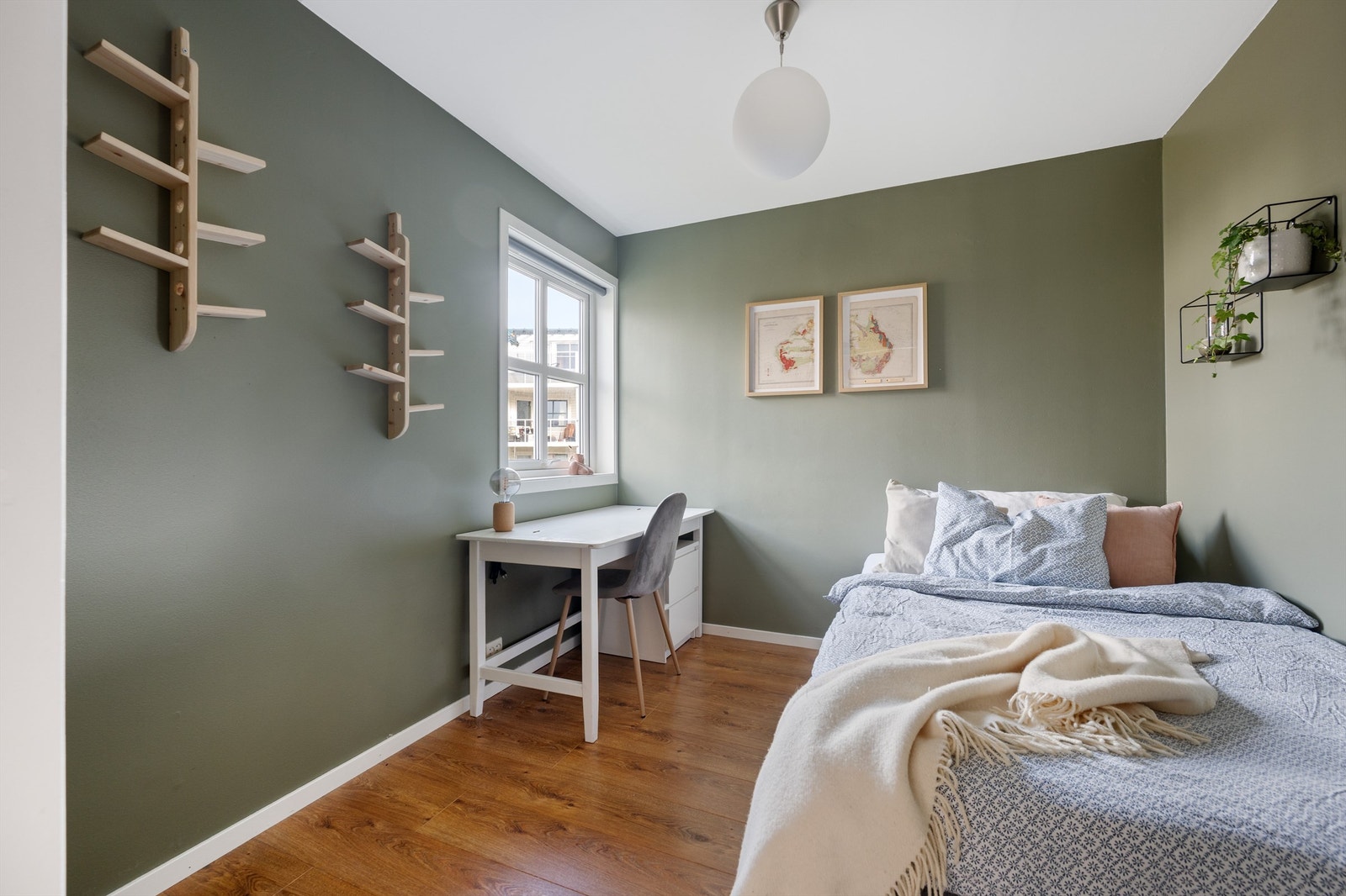 Soverom II er også av god størrelse med plass til større seng. Det er parkett på gulv og malte vegger. Plass til å ha garderobeskap eller pult om ønskelig. Et perfekt hjemmekontor for de som ønsker det. Galleribilde