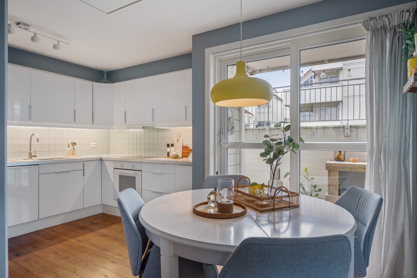 Romslig og fint kjøkken med god oppbevaringsplass. Galleribilde