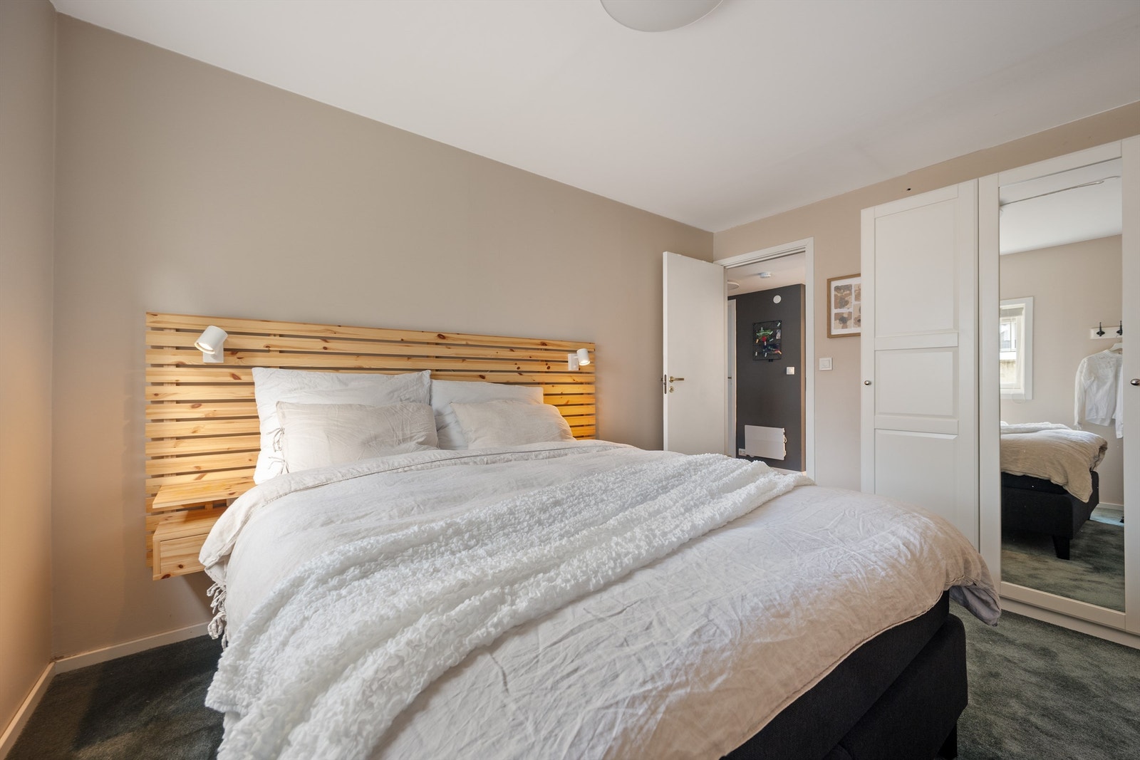 Det medfølger garderobeskap med god oppbevaringsplass. Galleribilde