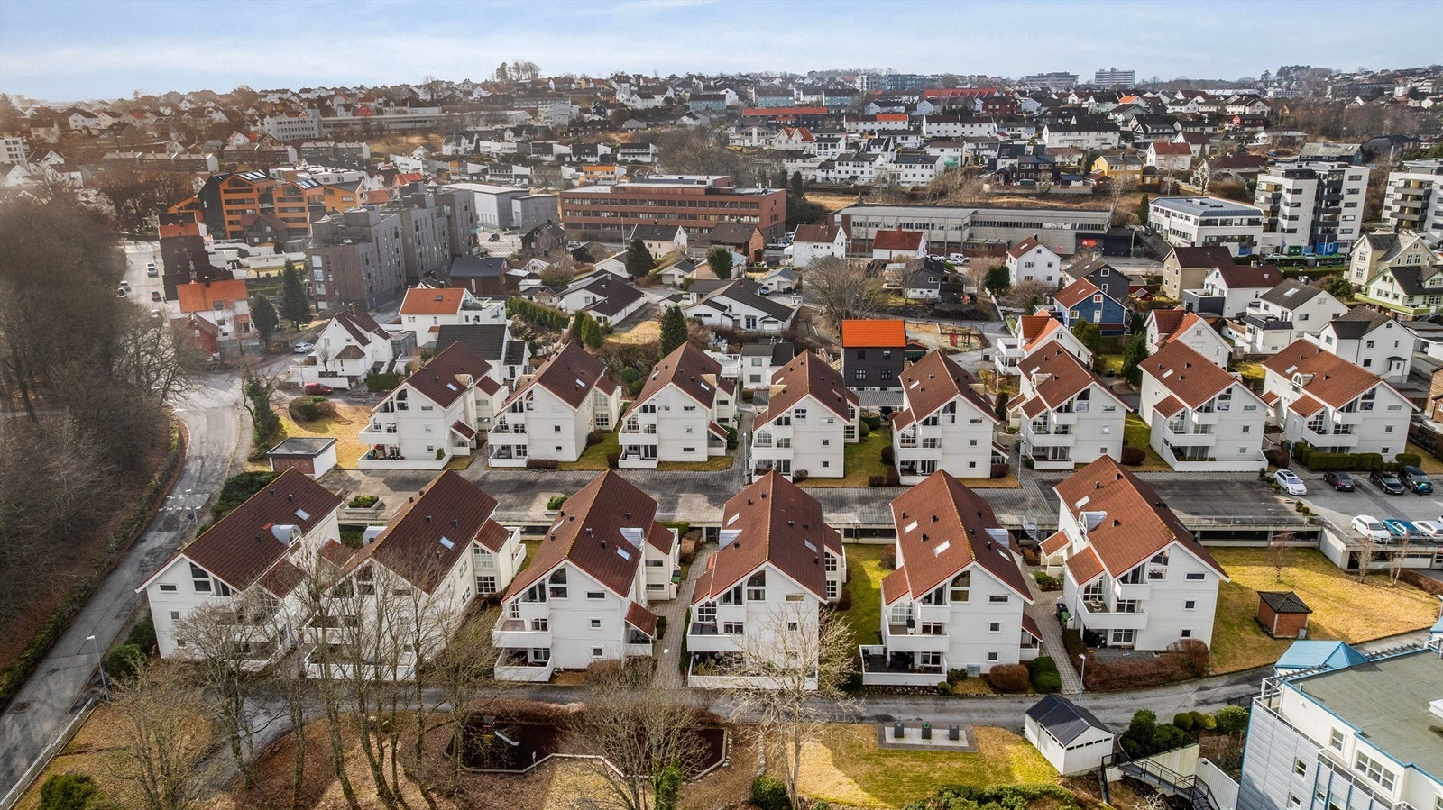 Leiligheten har trappefri adkomst fra parkeringsplass til leiligheten. Det er rikelig med gjesteparkeringer til sameiet. Galleribilde