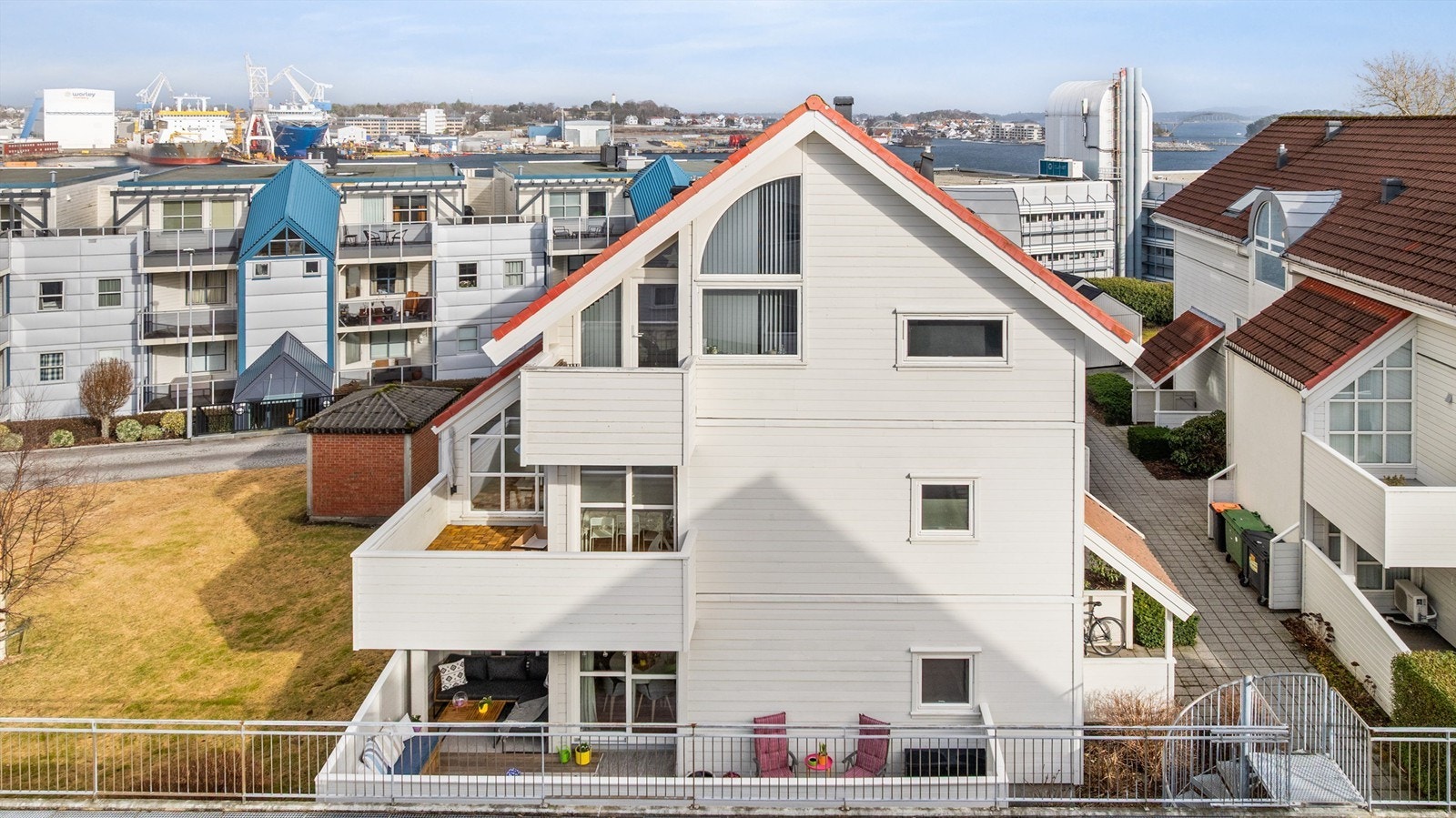 Leiligheten var nyoppført i 1988 og det medfølger egen parkeringsplass med mulighet for elbil-lader.
Bygget består av 6 enheter. I u.etg på bygg er det romslig bod. Galleribilde