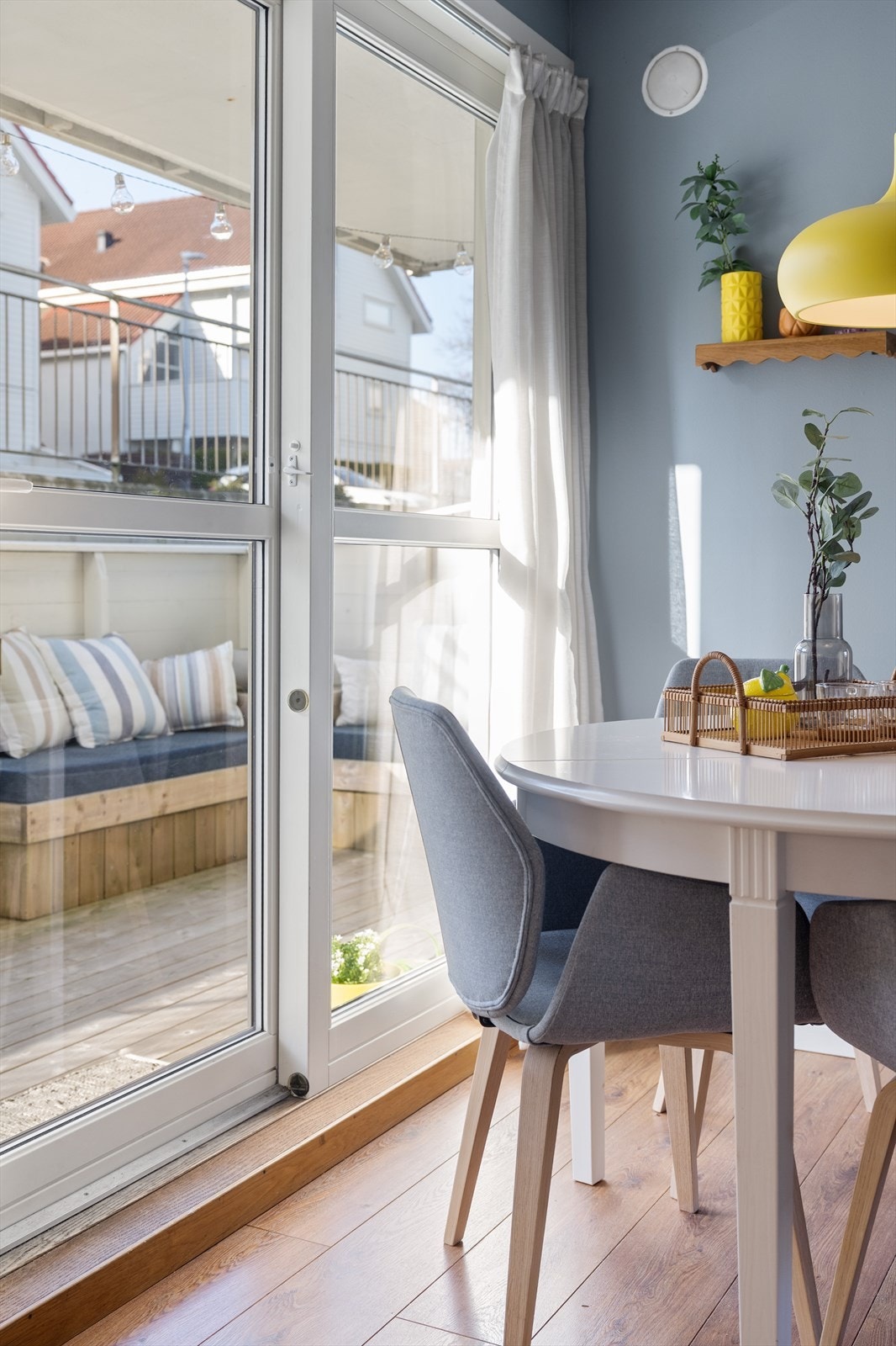 Skyvedør ut til terrasse med gode solforhold. Galleribilde