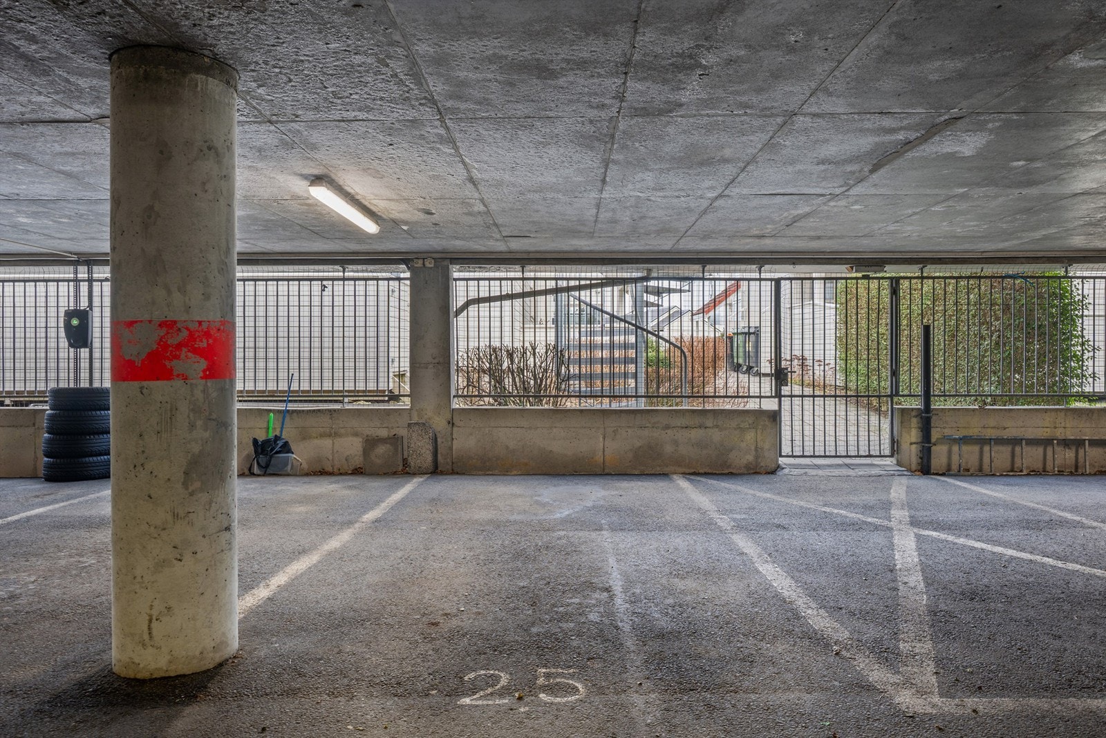 Leiligheten ligger rett ved parkeringsplassen som følger med, enkelt og praktisk adkomst. Mulighet for elbil-lader. Galleribilde