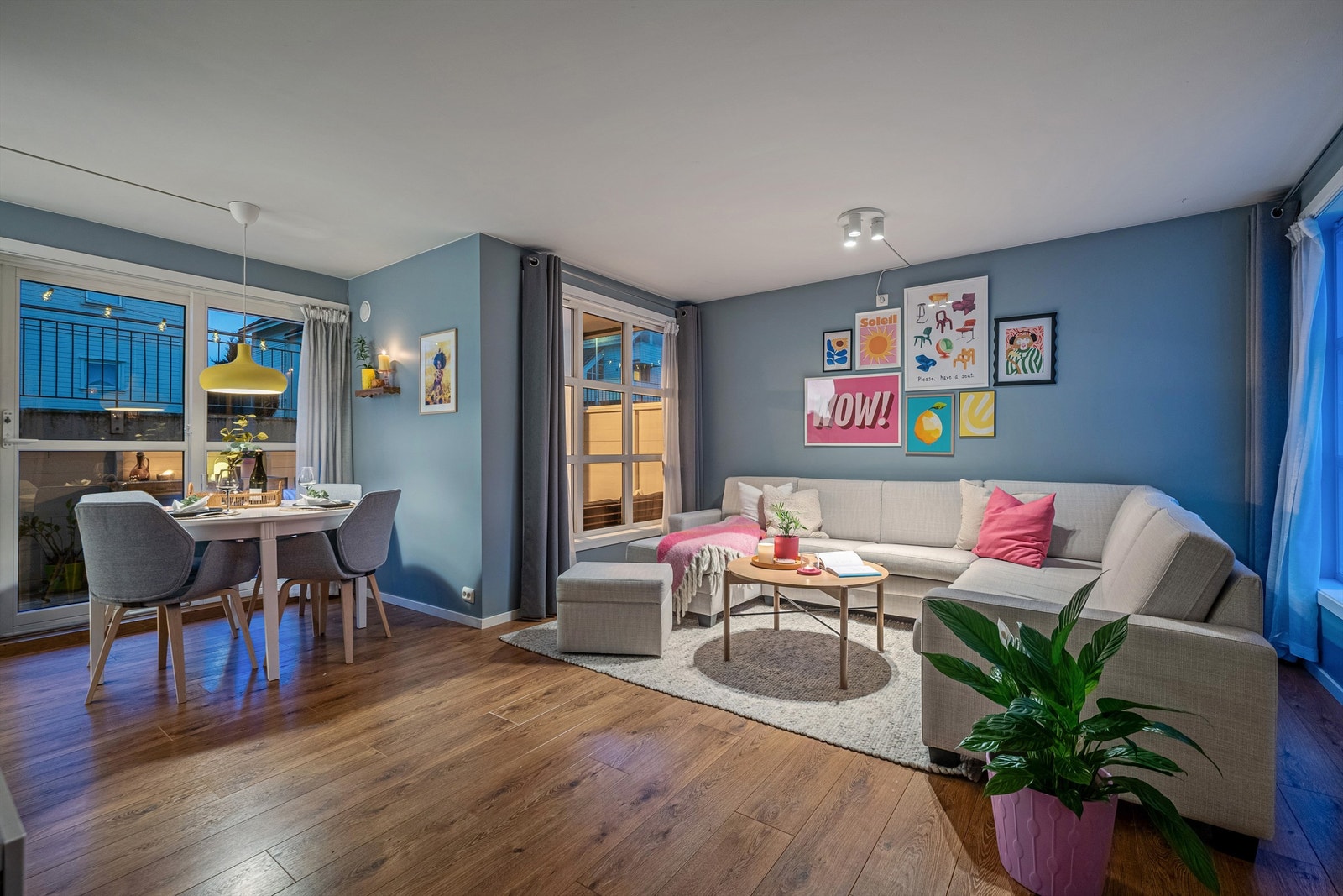 Det er enkelt å møblere i stue og kjøkken med både salong og spisebord. Parkett på gulv og malte vegger. Galleribilde