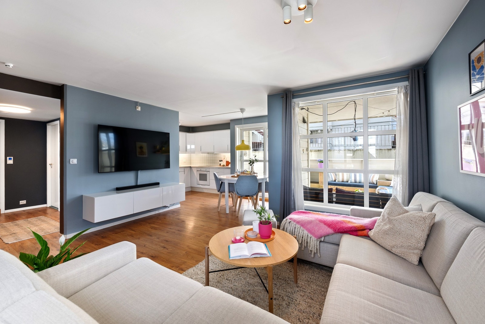 Stue og kjøkken ligger i en sosial og åpen løsning, med utgang til romslig vest-vendt terrasse med gode solforhold. Galleribilde