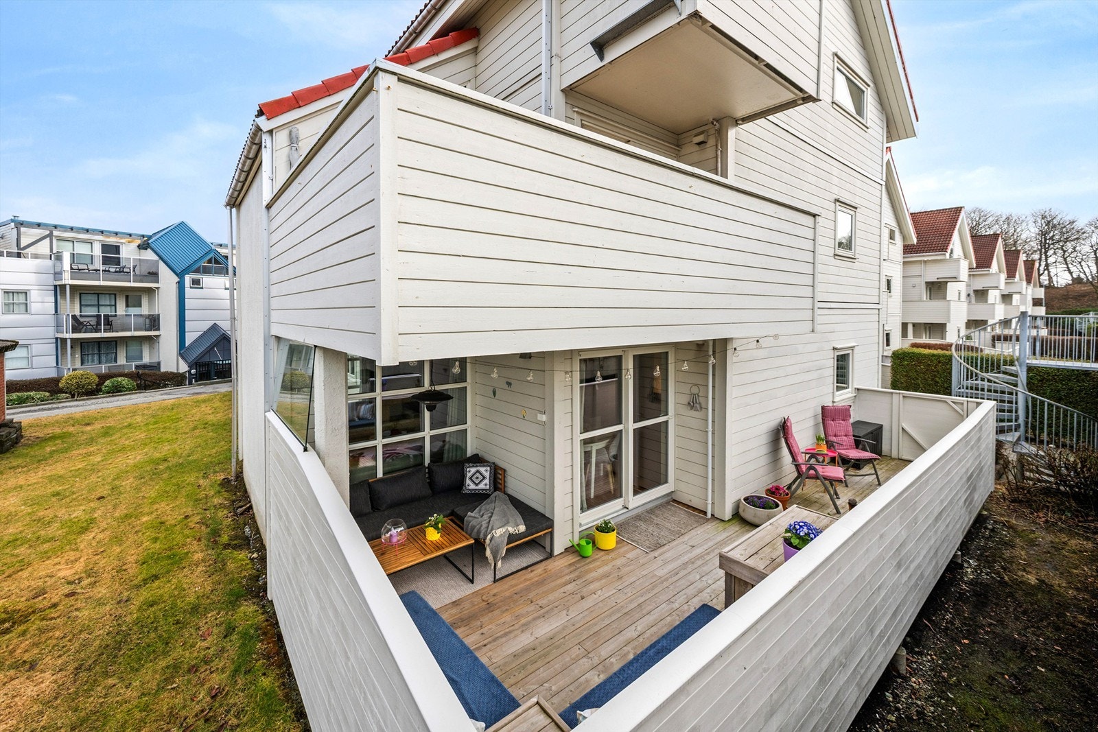 Leiligheten ligger på enden av bygget mot grøntområde og med kort vei til parkeringsplass i garasje. Galleribilde