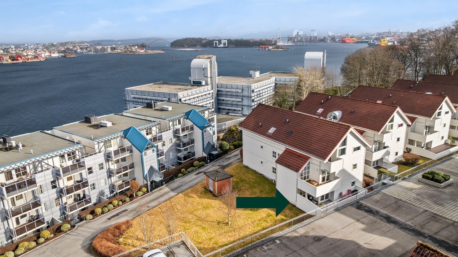 Grøntområde ved siden av bygget og leiligheten. Galleribilde