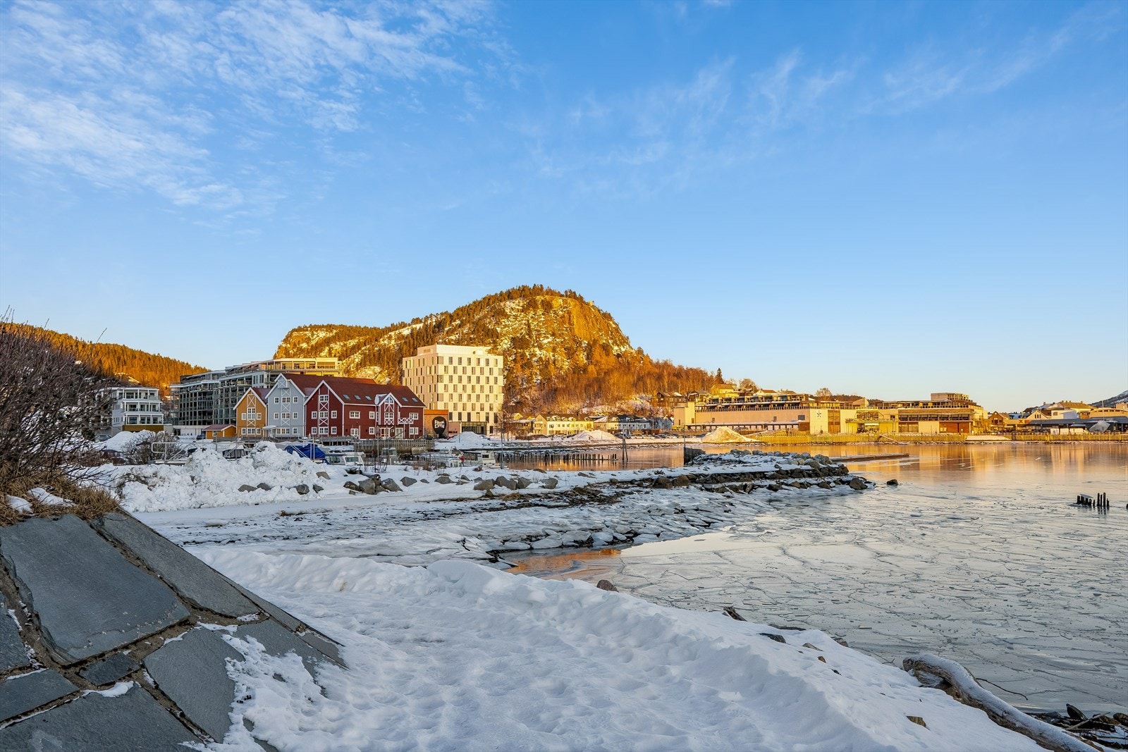 En kort spasertur langs en bilfri promenade inn til sentrum. Galleribilde