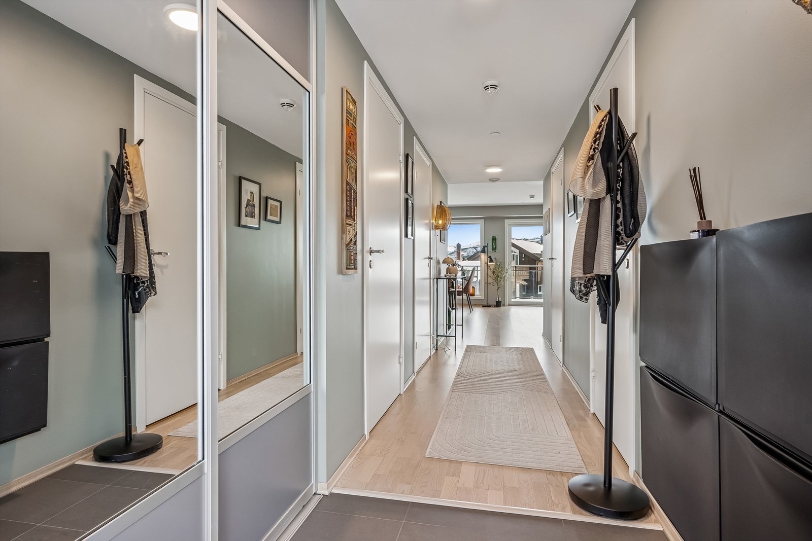 Gang - stor skyvedørsgarderobe. Galleribilde