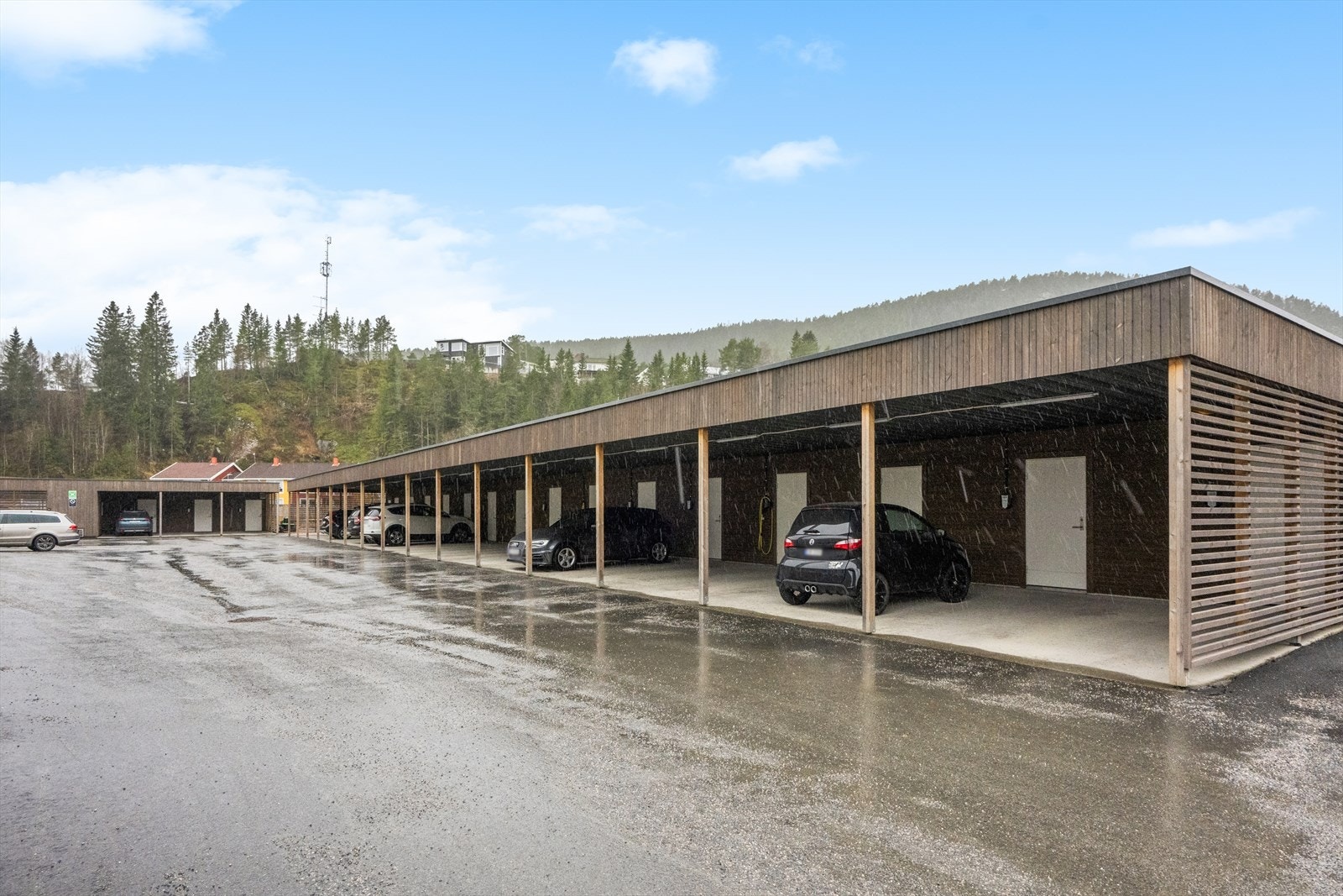 Carport med bakenforliggende bod. Det er fremlagt strøm for Elbil-ladning. Galleribilde