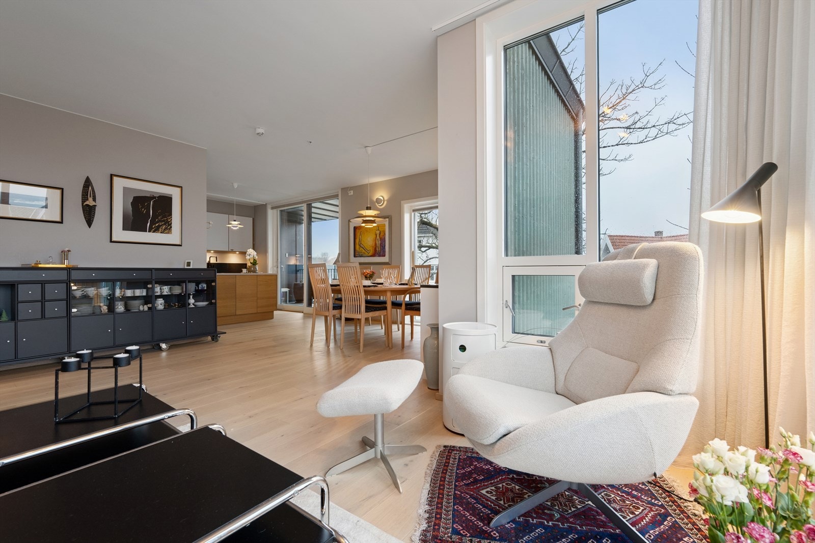 Den åpne planløsningen gir en god flyt mellom kjøkken, spisestue og stue. Galleribilde