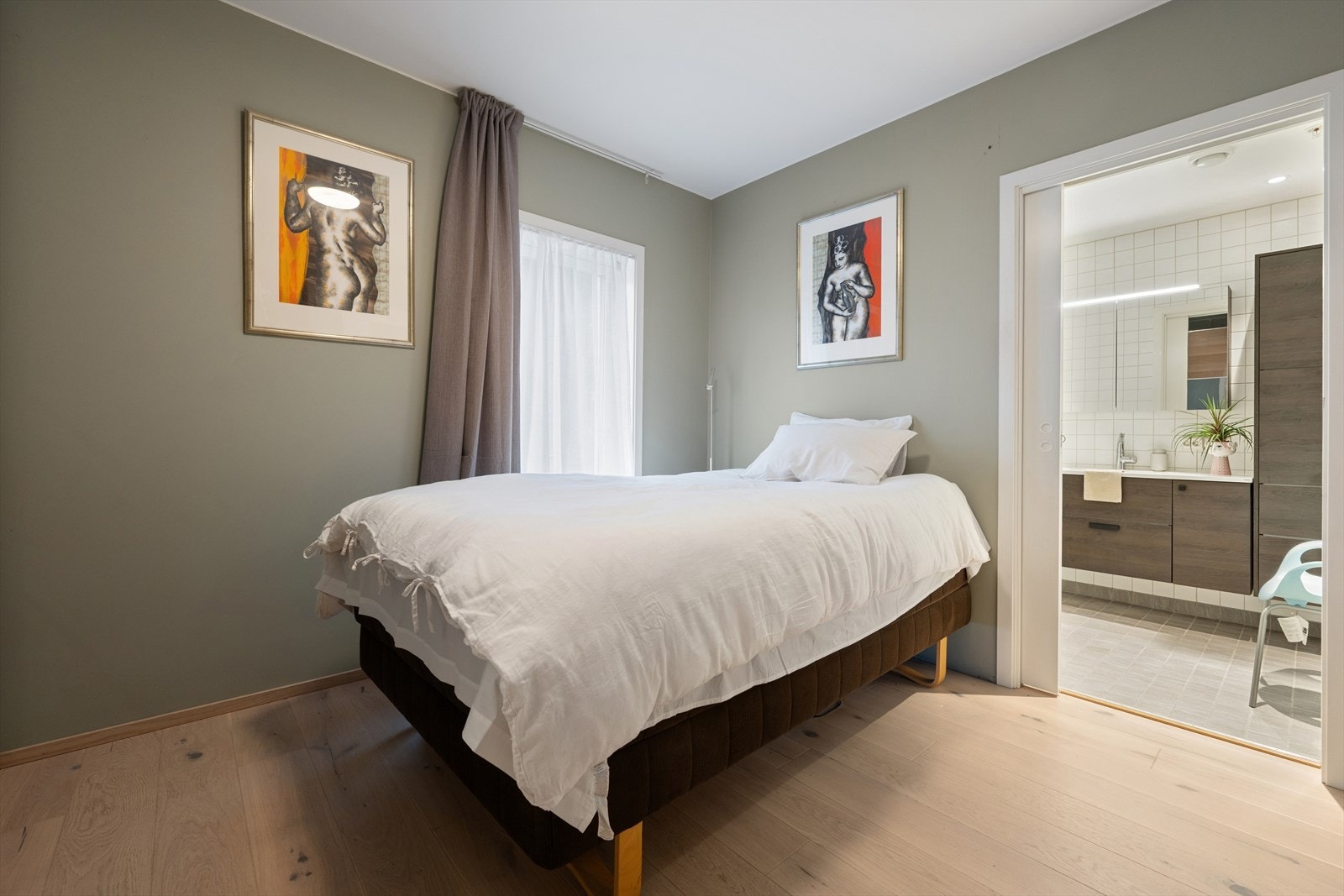 Leiligheten har to gode soverom med plass til seng og garderobeløsninger. Hovedsoverommet har også direkte tilgang til bad. Galleribilde