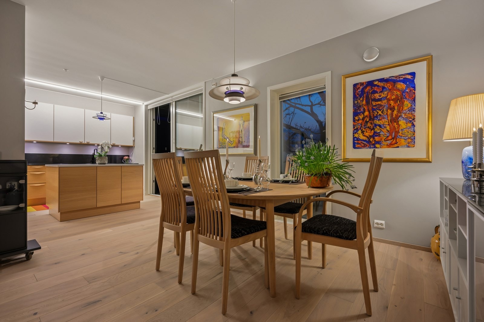 Leiligheten har gjennomgående parkett på gulv og moderne standard fra byggeår 2021. Galleribilde