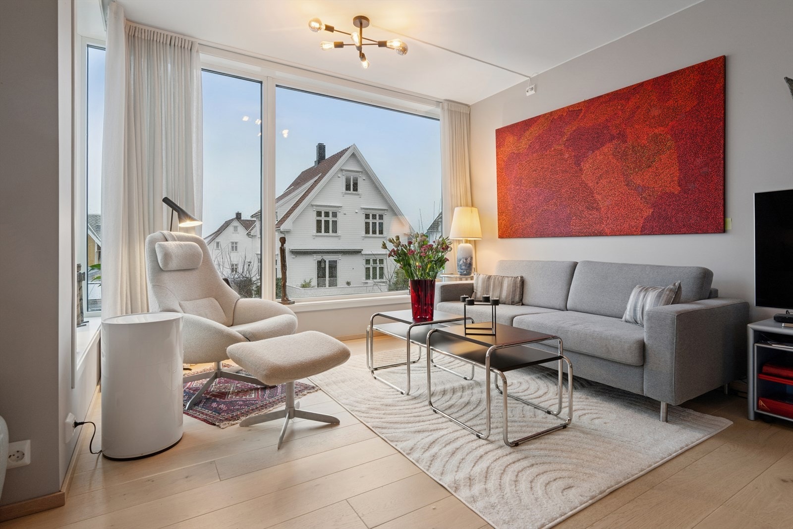 Store vindusflater i stuen slipper inn rikelig med dagslys. Galleribilde