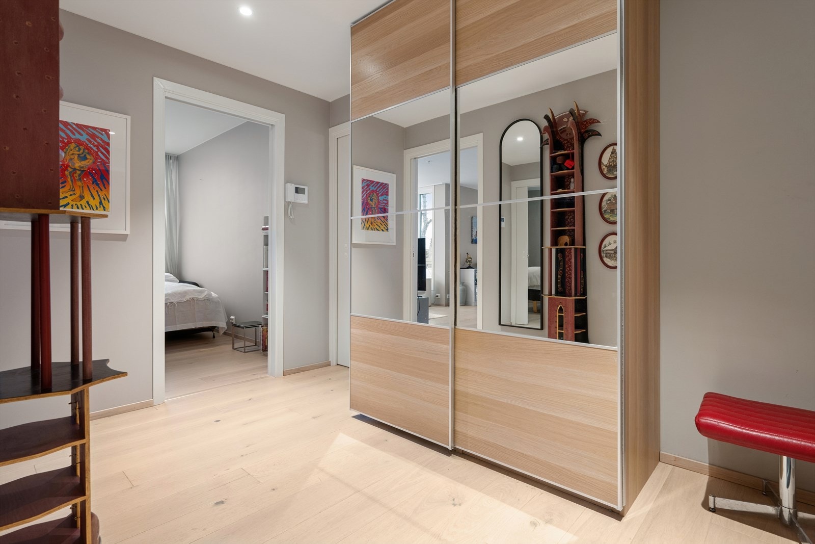 En romslig entré med oppbevaringsplass i garderobeløsning. Galleribilde