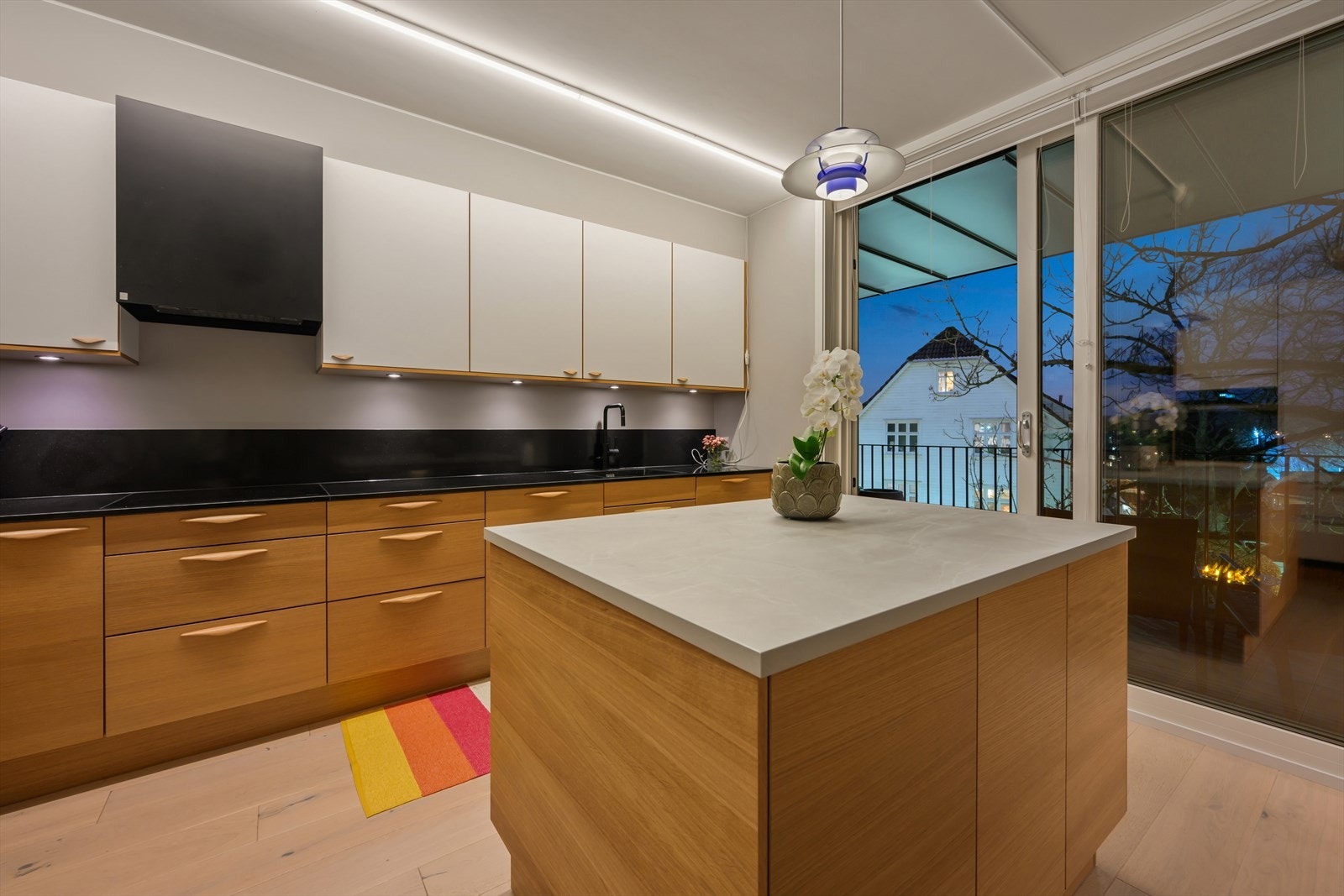 Kjøkkeninnredningen har glatte fronter som gir et rent og moderne uttrykk. Galleribilde