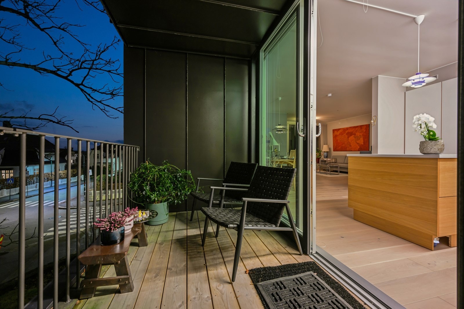 Balkongen på 7 m² er en fin forlengelse av leiligheten, med plass til en sittegruppe. Galleribilde